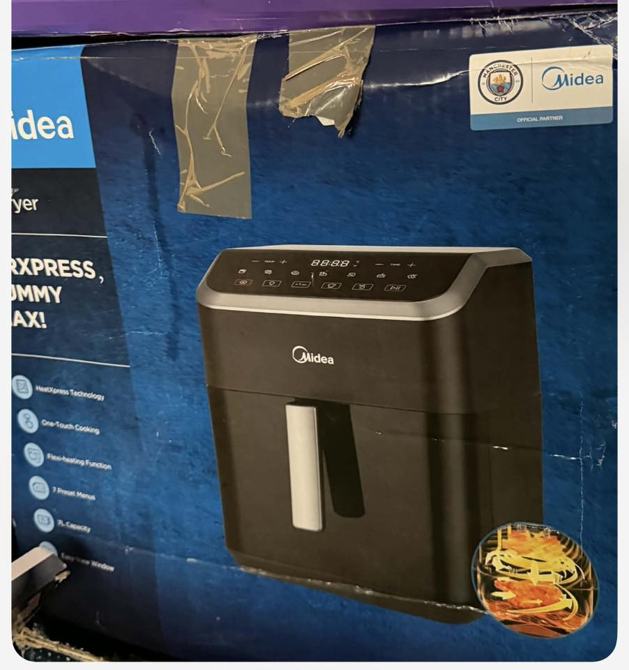 قلاية هوائية من ماركة ميديا (Midea)، وتحديداً موديل MAD-740F2APK، وتتميز بالمواصفات التالية: 
سعة كبيرة: تبلغ سعتها 7 لترات، مما يجعلها مناسبة للوجبات العائلية. 
تحكم رقمي: تحتوي على شاشة لمس رقمية مع 8 برامج طهي مسبقة الضبط. 
نافذة شفافة: مزودة بنافذة عرض تسمح بمراقبة الطعام أثناء الطهي. 
تقنية طهي متطورة: تستخدم تقنية تدوير الهواء الساخن (Cyclone Air Technology) للطهي بدهون أقل وقرمشة أعلى.


**إذا كنت صاحب هذا الإعلان وتريد حذفه لأي سبب، رجاءا أرسل رسالة إلى الدعم الفني**