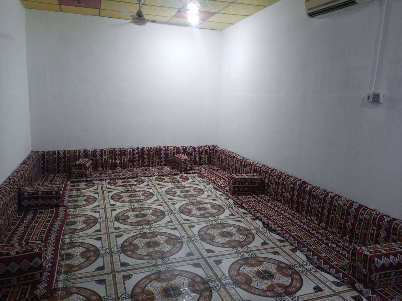 جلسه عربيه مناسبه جدا السعر 200 الف مكان الزبير ***********

