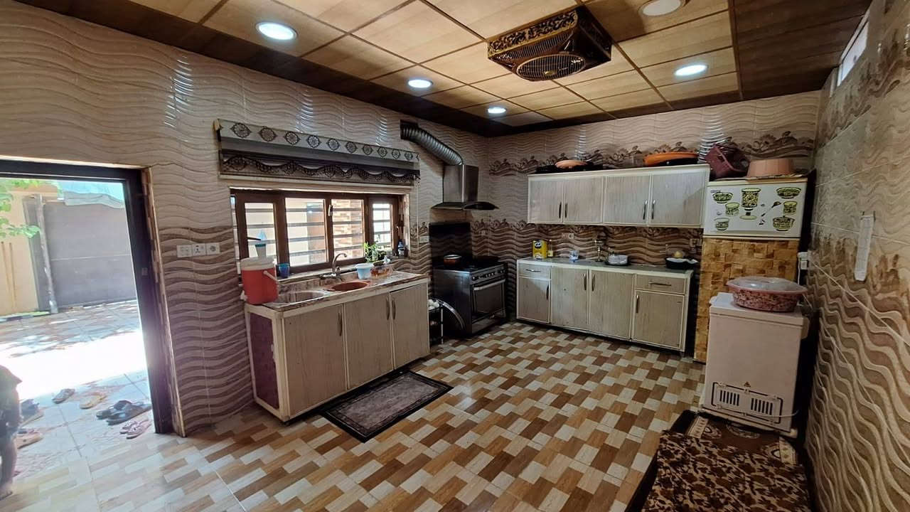 🏡 فرصة مميزة لامتلاك منزل في أحد أرقى مناطق حي الجامعة
🔹 للبيع منزل بمساحة 200 متر مربع
📍 الموقع: حي الجامعة – قرب المدرسة الصينية، منطقة هادئة وراقية، مناسبة للسكن العائلي.
✅ طابو ملك صرف.
يتكون المنزل من: ✔️ غرفتي نوم.
✔️ غرفة استقبال.
✔️ صالة.
✔️ مطبخ.
✔️ بيتونة.
💰 السعر المطلوب: 110 مليون دينار عراقي (قابل للتفاوض مع الجادين).
📞 للاستفسار أو تحديد موعد للمعاينة، يرجى التواصل على الخاص أو الاتصال.***********
اومراجع مكتب الهيبه
