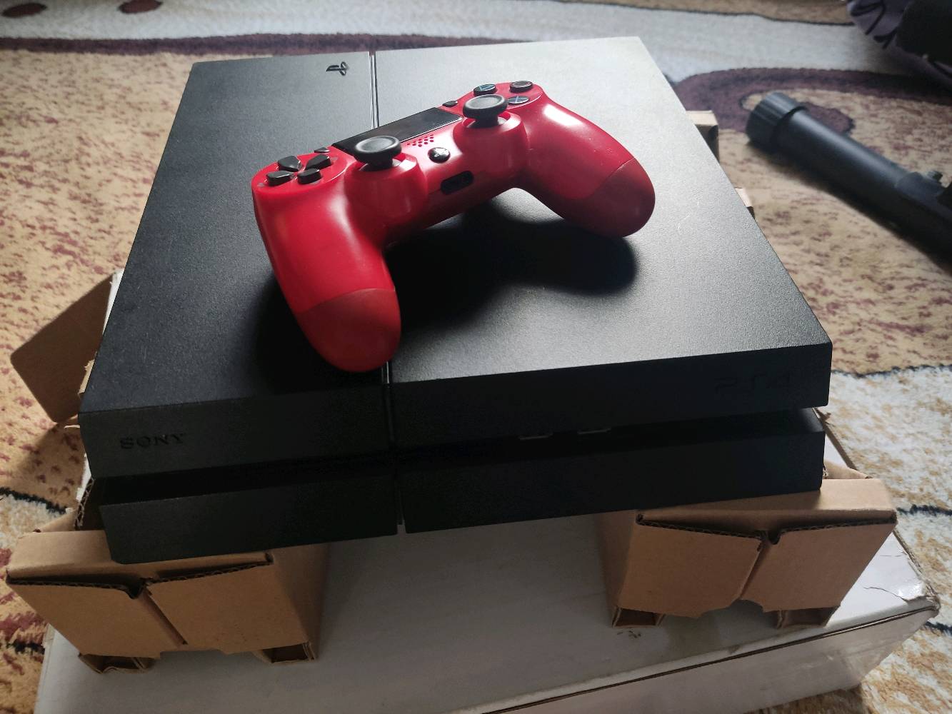 بلايستيشن 4 فات اصلي اخو الجديد نظيف جدا ما مفتوح ولا مصلح ابدا مع يد واحده وبلس Extra ثلاث اشهر كامل ملحقاته وكارتونه طبعاً 