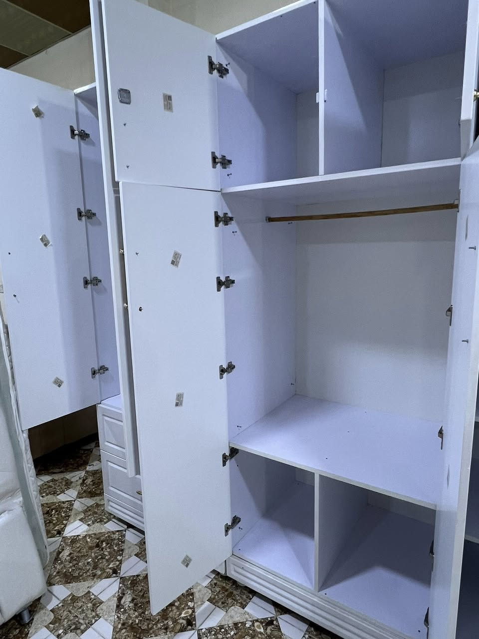 دووبارة بةشتيكي تازةوناوازة هاتينةوةخزمةتان 
ئةم تاقم نوستنة بؤفرؤشتن ٦پارجةية دسكردة
داري عةسليية بالام پريسة لؤك لؤكة بيعيبة
ژم***********
شوين كةلار
