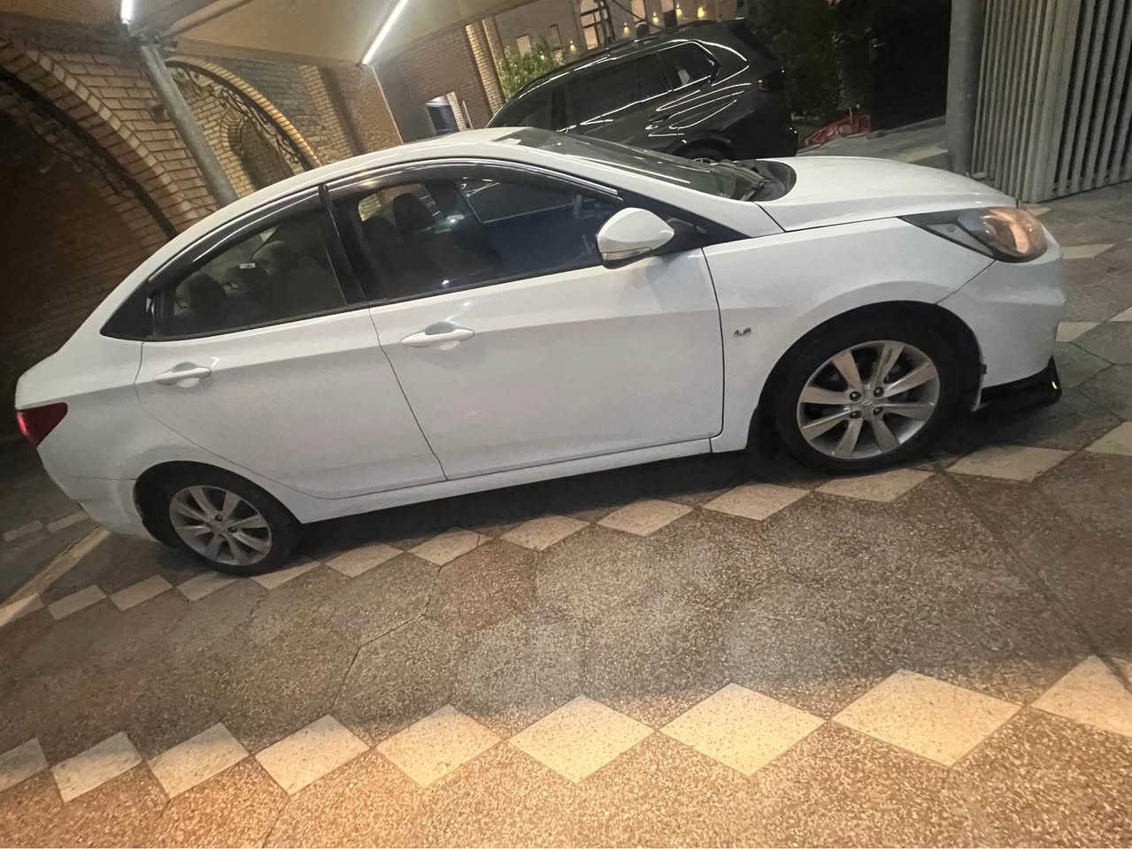 السلام عليكم 
اكسنت 2013 خليجي رقم بغداد انكليزي بأسمي 
محرك 1600 دبل قطره مكفول كير مكفول 
صدر جديد تايرات جدد 
تبريد شغال كهربائيات كلها شغاله وجاهزه من كلشي
 
قطعتين صبغ باب العبري والبنيد  فقط مكفوله من الحادث والدواخل كلها سليمه 
السياره بلو 
فتحه 
تحكم استيرن 
اشاير مري وتحكم مري 
4 دسك 
5 تچاوي 
5 ويل كب 
ارضيه مغلفه جلد 
ماشيه 124k

مكان منصور 
سعر 105 
*********** 
سياره ميحتاجلها صرف كلها جاهزه من كل النواحي 
شراي اتصل وحاضر بيها مجال شي بسيط بغداد, العراق
