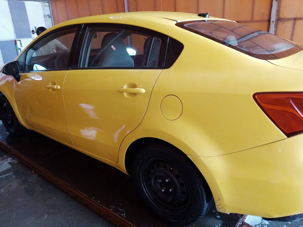 السلام عليكم كية ريو امريكي تكسي موديل ٢٠١٥ رقم قادسية بيه ضربه جاملغ وباب جهت السايق ومصلح مامبدل مكينه ١٦٠٠ صالي٤اشهر من شديته مكينه جديدة. كير على الشرط 
سنويه ساقطة صاله سنتين. 
تبريد شغال كلشي شارحلك والسونار موجود بالصور 
 سعرهه٦٧وبيه قليل مجال للاتصال *********** ديوانية, القادسية
