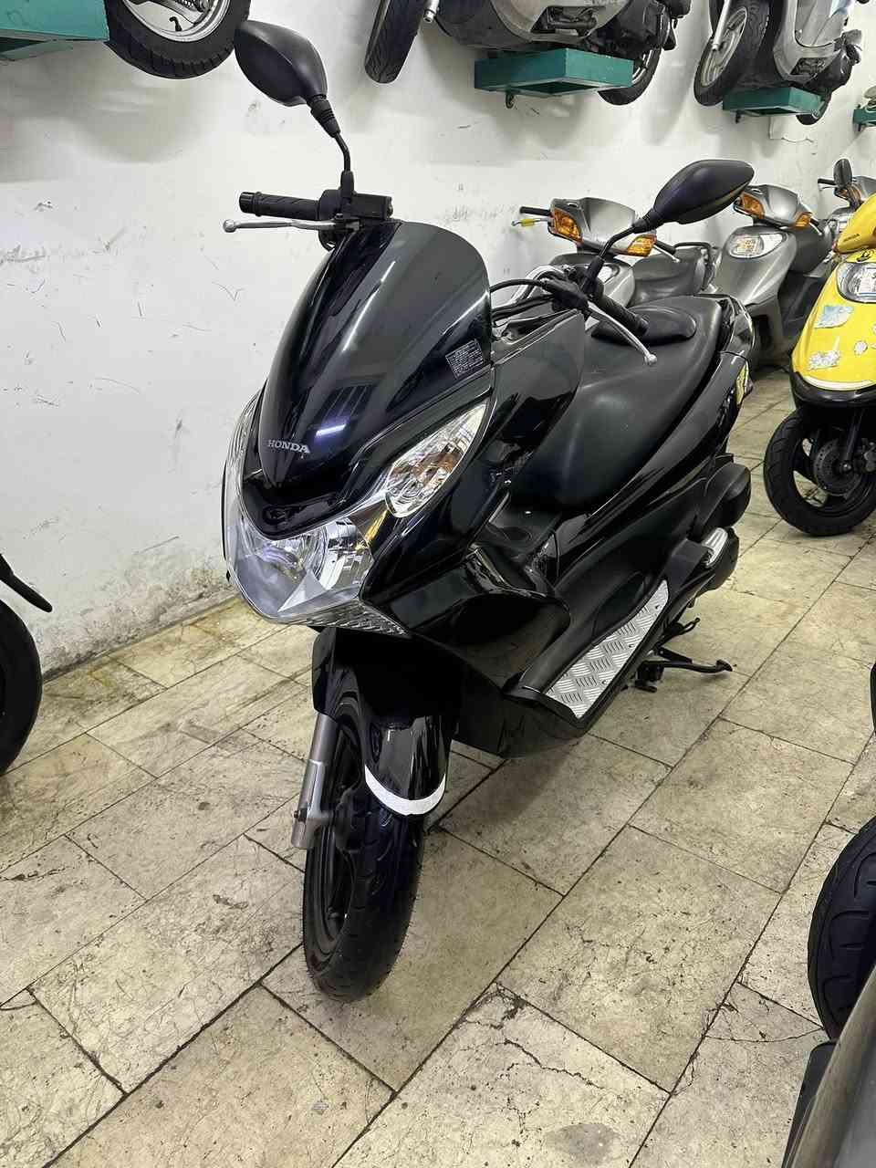 #السلام_عليكم_أخوتي_الغوالي 
#الوجبه_الجديدة
#مال_مزاد_شرط_رمبه 
# هوندا pcx جيل أول 👍
 #شرط الضمان 💯💯
#بعده بحالة الوكاله فول نظافه مكفول 
#نظافه فول 💯💯👍 
#اللون اسود 

البيع نقد والأقساط 👉
مصرف الرافدين فقط👉
مواظف ومنتسب ومتقاعد و الوريث 👉
استقطاع الاكتروني بدون مقدمه👉

#مكاني كوت المشروع شارع ميكانو 👉
***********☎️
***********☎️
أخوكم سيد محمد
