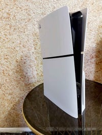 بلي 5 سلم مع جوستك واحد للبيع  ممفتوح ولا مصلح استخدام قليل  السعر ٦٠٠...