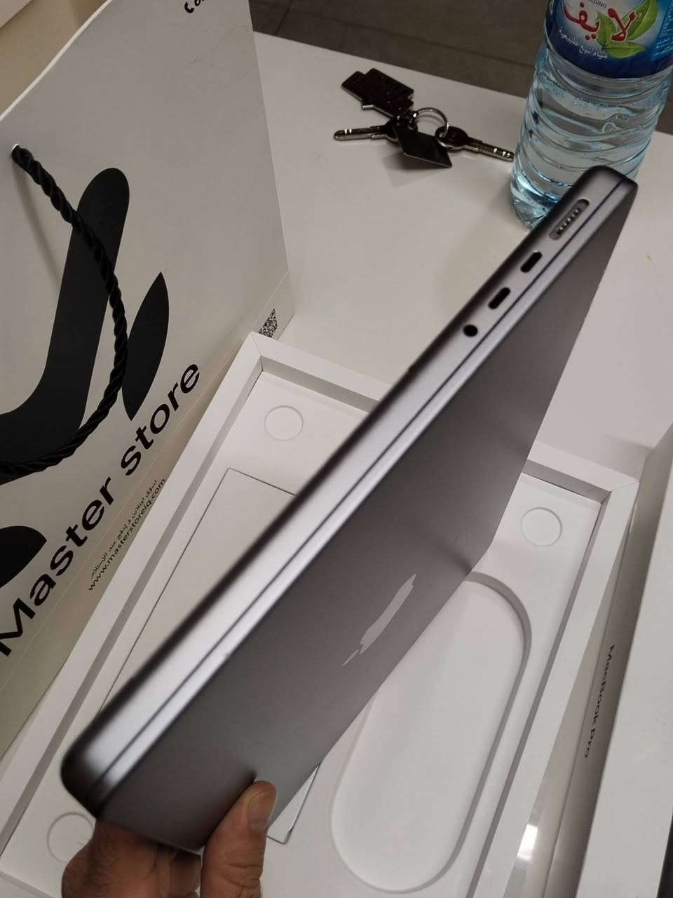 ‏ ‎‏‎‏ MacBook Pro M1 Pro 14-inch
✅ ١٣٩٠.٠٠٠
‎‏‎‏M1 Pro Chip 
‎‏‎‏CPU 10 Core 
‎‏‎‏GPU 14 Core
‎‏‎‏Ram 16GB 
‎‏‎‏Storage 1TB 🚀
‎‏‎‏Color Space Gray 
‎‏‎‏BT 168Cycle 🔋تدوم  من ٨ ل١٠ ساعات
‏‎‏‎‏
🎄🎄🎄🎄🎄🎄🎄🎄🎄🎄🎄🎄🎄
َمع ملحقات اصليه والكارتون َكل الاغراض 

اللابتوب جدا قوي ويعتمد عليه لان المعالج برو مو العادي
سبب البيع "احتياج
‏‎العنوان اربيل او بغداد 

‏للتواصل ☎️ واتساب
***********
***********
