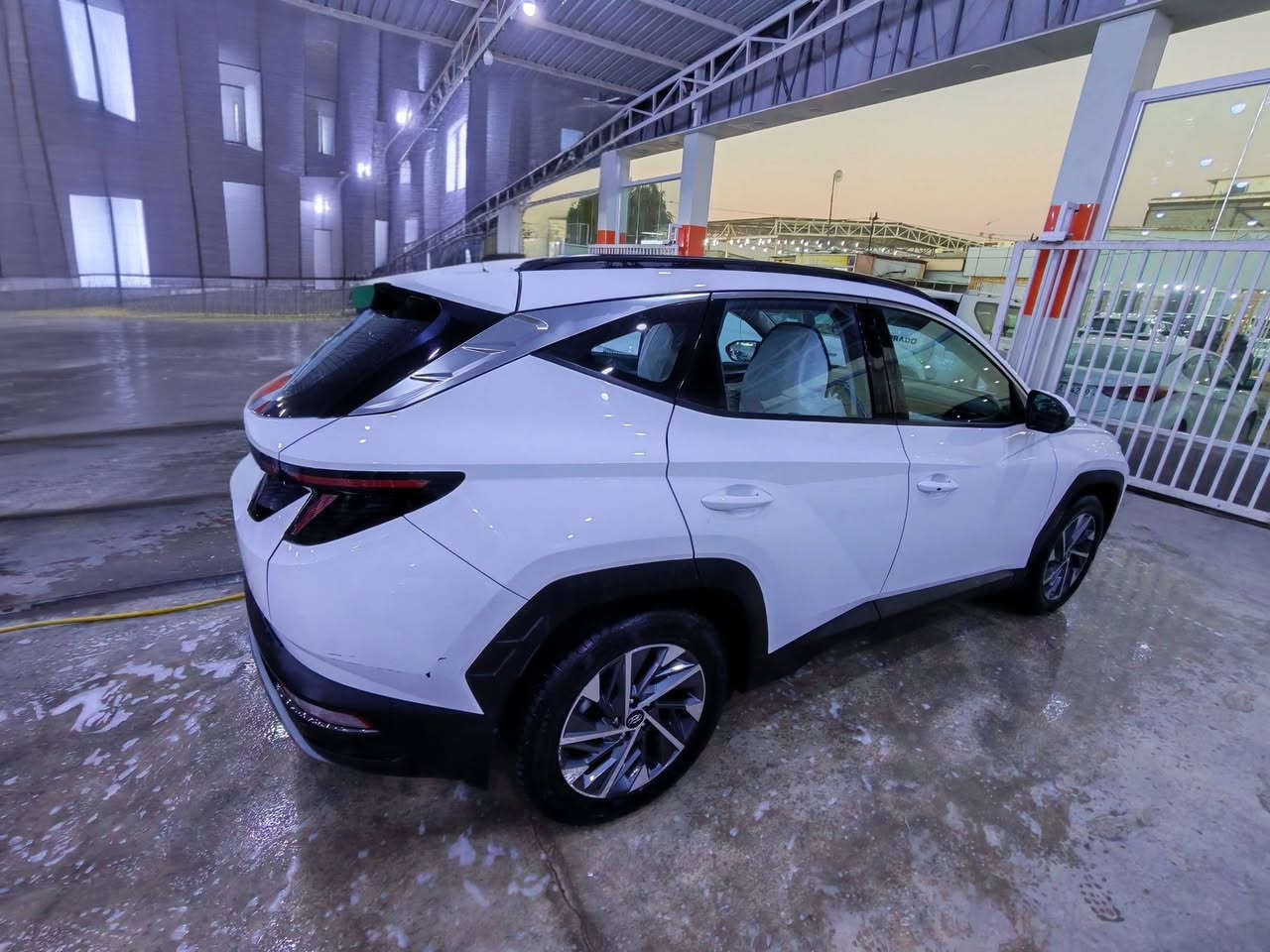 (للبيع )
 هونداي توسان مديل 2024 رقم انكليزي اربيل خليجي لون ابيض ماشيه 31 الف كفاله عامه . صبغ ضربه تبديل بارد حالوب مكفول  السعر 213 وبيها مجال بسيط للاستفسار اتصل ***********
مواصفات :
.بصمه 
.ويل كب 19 
.كشن جلد بلاد كهرباء
.داخل ابيض 
.تخم تاير جديد
.حداده محرك گير تبريد مكفول 
.مكينه 2000 دوش
