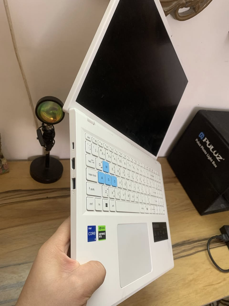 السلام عليكم 
اللابتوب الاحدث من Acer فئه Nitro 16 Lite النحيف
جهاز نضافه جدا عاليه بدون ضرر او ملاحضه مضمون
ياتي بعتاد مميز

شاشه نوع WUXGA افضل خامه الوان  حجم 16 انش بدقه QHD بمعدل تحديث 165هرتز  استجابه سريعه

معالج خرافي من انتل 
Core i5-13TH Gen H / 5.20GHZ boosted
من الجيل الثالث عشر فئه H الكيمنك 

كرت الشاشه المنفصل نسخه مميزه من
Rtx 3050-6GB LIMITED edition 
نسخه ال6 كيكا وليس ٤ كيكا بمعنى نفس حجم كرت ٣٠٦٠

رامات حجم 16GB نوع DDR5 قابل للتطوير
هارد ٥١٢ m.2  قابل للتطوير
بطاريه اربعه ساعات عمل 

اللابتوب جدا خفيف تقريبا ٦٠٠ غرام سوبرسلم حتى بمنفذ شحن تايب سي و ممكن يشحن بالباوربانك 

اكيد احترافي بكافه الكيمنك و المونتاج و الهندسه 

مع وصل الشراء منذ ثلاث اشهر فقط وساري الضمان

السعر ٨٣٥ الف فقط 

بعداد البياع ويوجد توصيل 
تواصل***********
