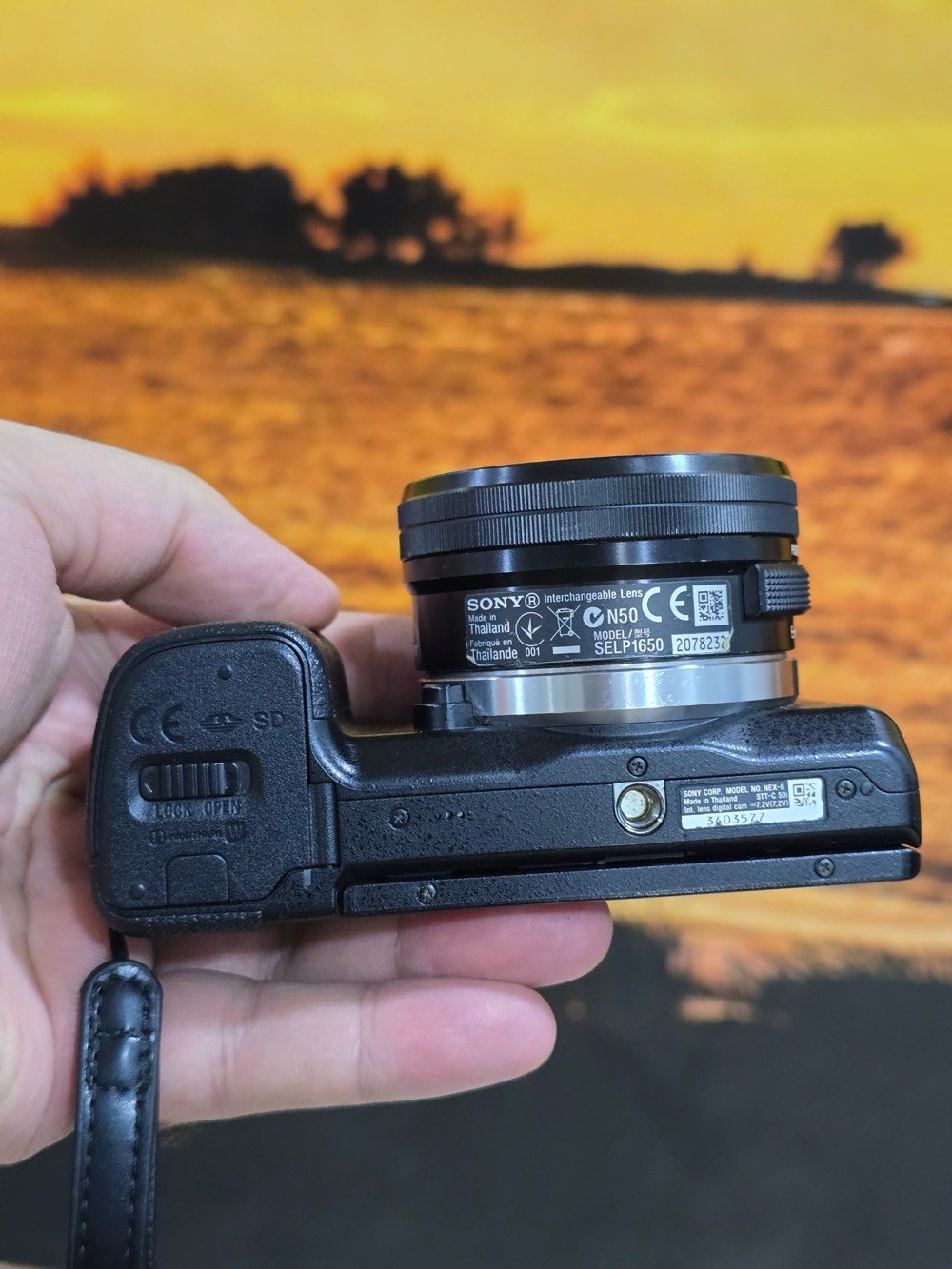 كاميرا Sony nex 6
صورة وفيديو Full HD معروفة بدقتها 
للبيع نظيفه جدا مع عدسة 16-50 وتكدر تغيرها حسب رغبتك
مع بطاريات عدد 4 وشاحنة عدد 2 يعني تصوير ووقت مفتوح
حقيبة صغيرة .

ملاحظة فقط لمبة الفلاش عاطلة رجاءا الإنتباه على هذه المسألة .. 
الكاميرا غير داخله لاي تصليح