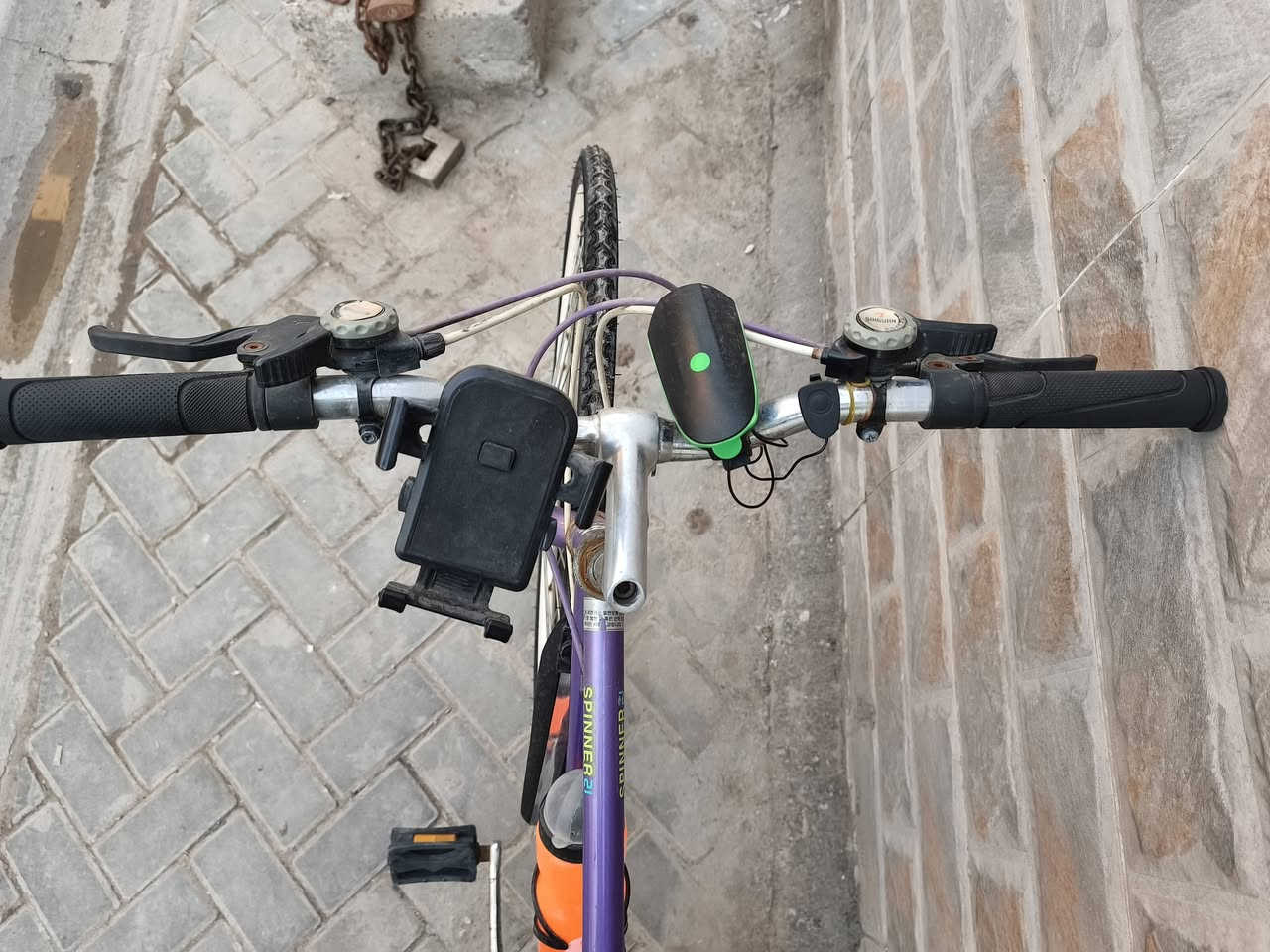 ALTON التون
من الماركات الشهيره والمميزه قياس 28 
قطعه وضع شركه بدالات3×7 جديد استعمال قليل تايرات جدد 
جوابة جدد بايسكل كلش نظيف مكاني مدينه صدر حي الاكراد 
*********** سعر 180
