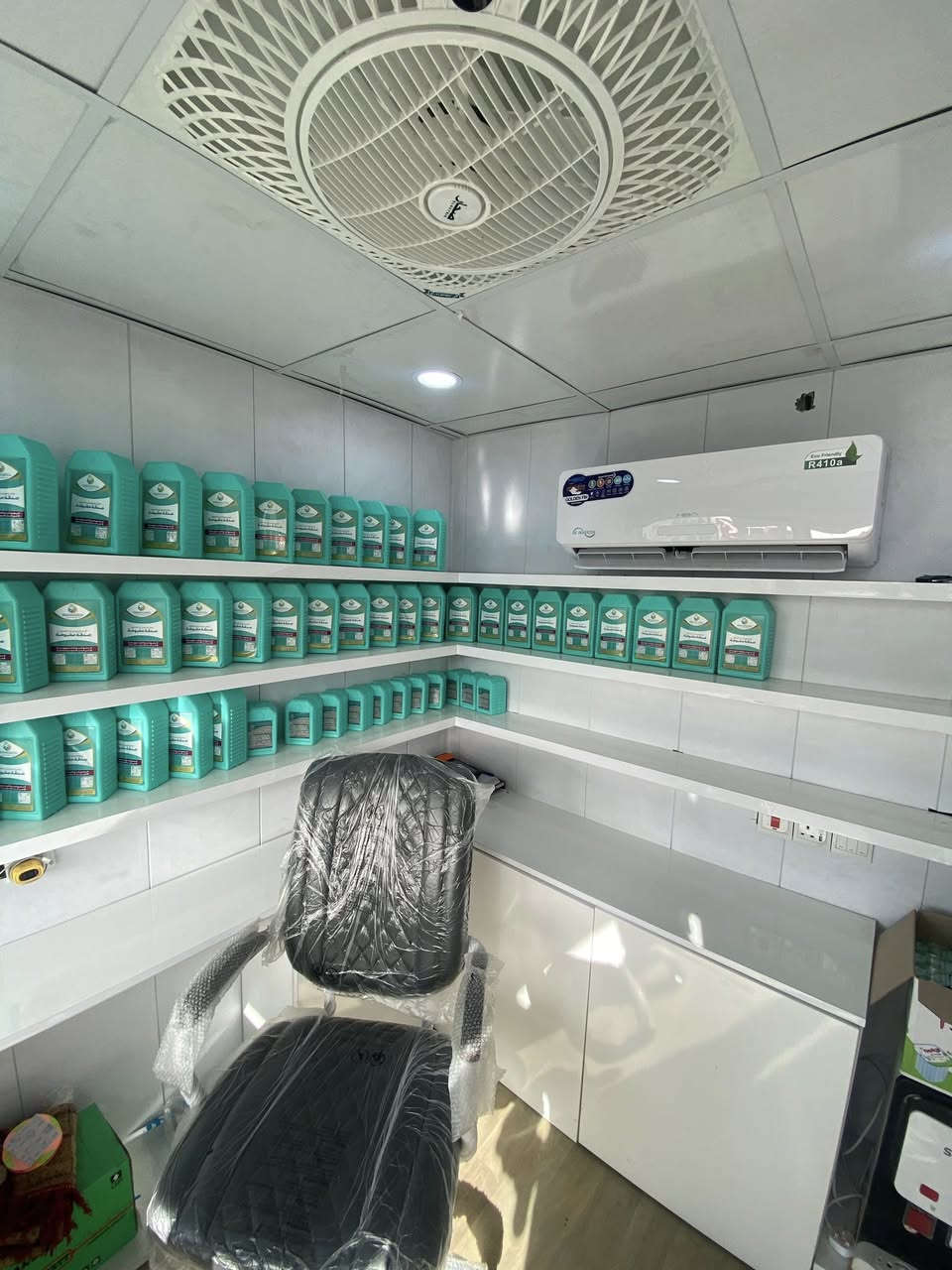 حملة عين جارية 2 – مؤسسة العين
الإخوه والأخوات الكرام في قضاء السنية المحترمين،
السلام عليكم ورحمة الله وبركاته،
قال رسول الله ﷺ:
«إذا ماتَ الإنسانُ انقطعَ عملُهُ إلا من ثلاث: صدقةٍ جارية، أو علمٍ يُنتفعُ به، أو ولدٍ صالحٍ يدعو له».
من هذا الحديث العظيم، ومن باب اغتنام الفرص التي تبقى معنا بعد رحيلنا من الدنيا، تطلق مؤسسة العين حملة عين جارية 2، وهي حملة تهدف إلى إنشاء مشاريع ريعية مستدامة يكون ريعها الدائم في خدمة الأيتام والفقراء من المرضى، لتبقى أبواب الأجر مفتوحة ما دام هذا العمل قائمًا بإذن الله.
إن المساهمة في هذه الحملة هي صدقة جارية، يتجدد ثوابها ليلًا ونهارًا، ويمكن أن تكون عن المتبرع نفسه أو عن والديه أو أمواته، رجاءً للأجر وابتغاءً لرضا الله تعالى، ومشاركةً في تفريج كرب المحتاجين واستمرار رسالة الخير.
طرق المشاركة في الحملة:
التبرع بمتر واحد أو أكثر بقيمة (825,000) دينار عراقي للمتر الواحد.
أو التبرع بسهم واحد أو بعدة أسهم، حيث تبلغ قيمة السهم (25,000) دينار عراقي.
قال تعالى:
﴿مَثَلُ الَّذِينَ يُنفِقُونَ أَمْوَالَهُمْ فِي سَبِيلِ اللَّهِ كَمَثَلِ حَبَّةٍ أَنبَتَتْ سَبْعَ سَنَابِلَ﴾.
نسأل الله أن يكتب لنا ولكم الأجر، وأن يجعل هذا العمل خالصًا لوجهه الكريم، وأن يجعله في موازين حسناتكم يوم لا ينفع مال ولا بنون

العنوان / قضاء السنية _ الشارع التجاري _ ركن عماره ال هدهود
رقم الهاتف للاستفسار / ***********
رقم الماستر إذا ما تكدر توصل / 4368643567
بأدارة الموظف / حيدر مالك ذياب الياسري
