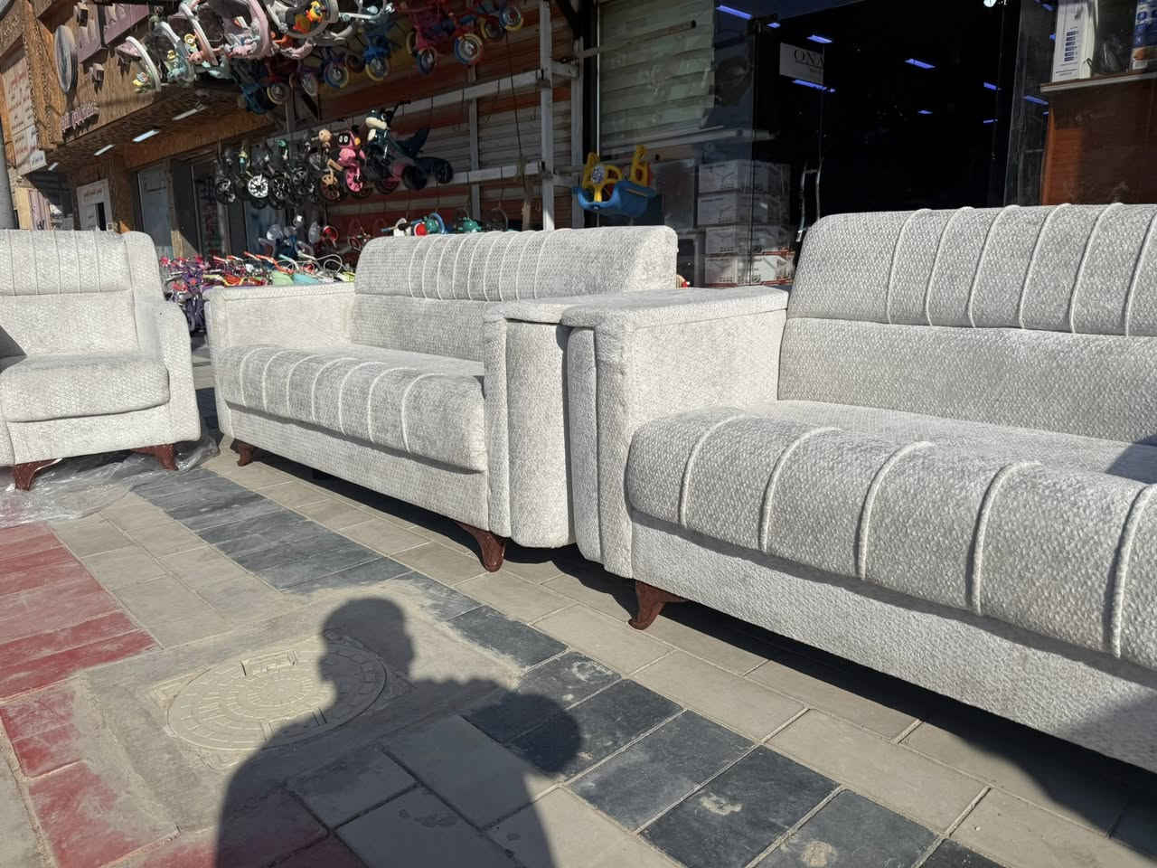 نص  تخم 300 الف جديد قنفة ثلاثية وثنائية و كرسي
معرض ضياء *********** شغل درجة أولى
