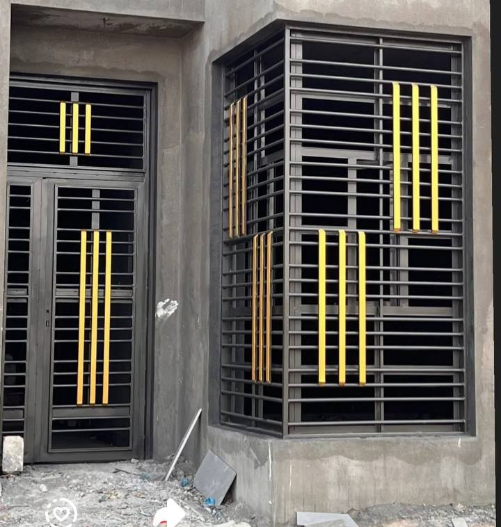 السلام عليكم متابعينا الكرام❤️ يقدم لكم معمل حدادة الكردي جزء من أعمالنا الديكورات الجديده واختلافه بكافة الأعمال والابواب الخارجيه والداخليه+مضلات كي سبان+ سقايف جينكو+ابواب سلايت+أعمال الحداده إنشاء الله ينال اعجابكم///التواصل ***********
