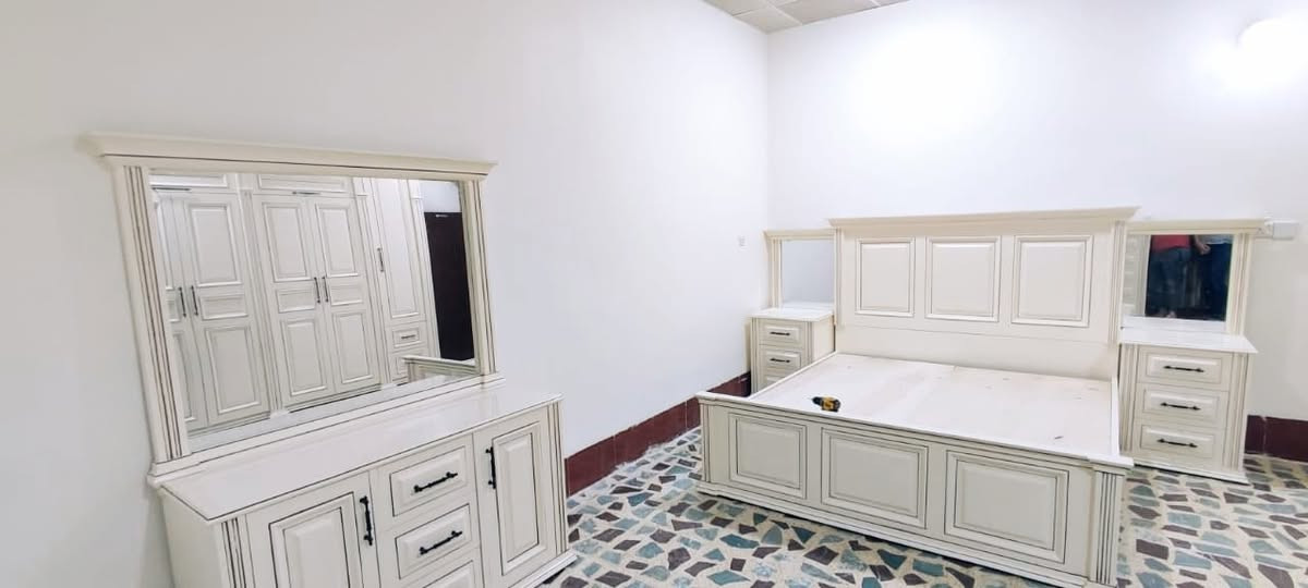 صُنعت بأعلى معايير الجودة والأتقان..بتفاصيلها الهادئة كونت رونق وذوق بديع..هي غرفة النوم
                     🏰القـــلعــــه🏰
التفاصيل 
1🪚 كنتور 6باب ملحق طول 3 متر ونص  ارتفاع 2 متر و80 
عمق 60

2🪚سرير 2نفر 180×200 مع 2كومدي يحتوي على 3 مجرات هايدروليك 

3🪚ميز مرايه عرض 130 ارتفاع 180 عمق 45

4🪚دراور 5 مجرات هايدروليك   طول 80 ارتفاع 110
عمق ٤٥ 
اصباغ حراريه ماركه تركيا لون اوف وايت  تعتيق حراري بني   
نقوش بالكامل زان روماني 
كبس خشب الماني 
نضام خسف 
          للاستفسار الاتصال على الرقم 
                ***********
                او مراسلة الصفحه 
                  #بكر_النجار
