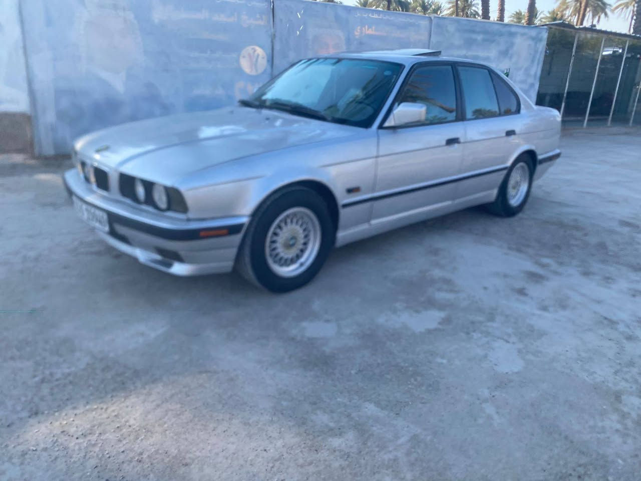 يا الله 525 اصل بليته وتكمه 1990
محرك مسكر عدل 25 نعومه فول 
كير الماني 
شلعه تحرك التاير جواهه 
شرط ترايك 200
فلنجات دسكات جدد 
عزل صوت فول بيهه 
تخم تاير 
رادتر جديد 
بجم عريض 
سلايت شغال 
تبريد شغال ثلج 
دركه ام 
سستم صوت جديد 
برده خلفيه وبردات جانبيه بلاد 
غرفهم جلد جديده 
كهربيات بلاد 
مالكه عربي تريد تحويل تريد وكاله 
مكان بابل ***********. السعر 62
