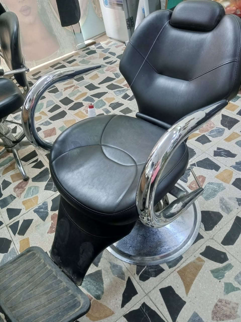 كراسي حلاقة مال صالون 4 واحد جبير و الثاني وسط واثنين صغار و طباخ نظيف شغال على الفحص مبردة بعدها جديدة واوفن أسعار مناسبة عنوان بغداد الجديدة اللي يريد ن يدخل خاص يراسل لو يتصل على هذا الرقم *********** بي وتساب
