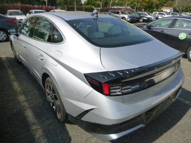 للبيع: هيونداي سوناتا 2025 –  وارد امريكي بدون
حادث  بدون اي ايرباك شرط  السياره مكفوله من كلشي حته الدعاميت شرط بلا صبغ 
اللون: فيراني 
المواصفات:
•          عداد 9 الف فقط 
 • محرك 4 سلندر سعة 2.5 لتر
 
 • گير تعليك أوتوماتيك 8 سرعات
 • نظام دفع أمامي (FWD)
 • بنزين – اقتصادي في الوقود
التجهيزات الخارجية:
 • جنوط ألمنيوم
 • مصابيح LED أمامية وخلفية
 • إضاءة نهارية LED
الداخلية والراحة:
 • مقاعد قماش بحالة ممتازة لون كريمي 
 • مقعد السائق تعديل كهربائي
 • شاشة عدادات رقمية
 • شاشة لمس وسطية كبيرة
 • Apple CarPlay & Android Auto
 • تكييف أوتوماتيك
 • تشغيل بصمة وزر
 • دخول ذكي بدون مفتاح
أنظمة السلامة:
 • ABS مانع انغلاق المكابح
 • نظام الثبات الإلكتروني
 • مساعد الحفاظ على المسار
 • تحذير التصادم الأمامي
 • نظام النقطة العمياء
 • كاميرا خلفية
 • وسائد هوائية متعددة
الحالة: ممتازة
السيارة نظيفة وجاهزة للاستخدام رقم كاتى
السعر: اتصل 💵 وبيها مجال بسيط 
للاستفسار: *********** او واتس اب  اتصال 📞
