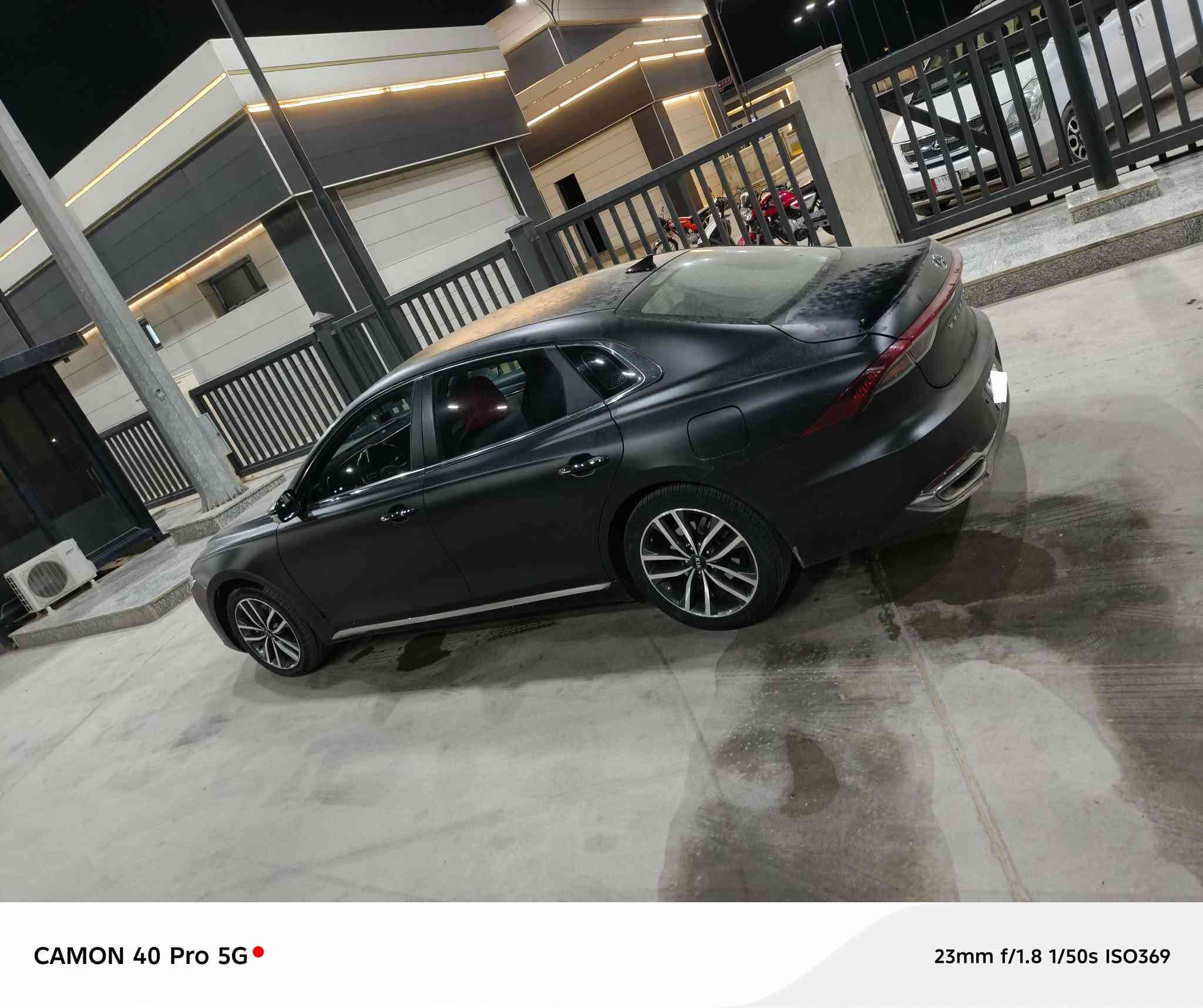 ازيرا... موديل 23
غاز بلاد
مواصفات رادارات جانبيه 
حساس وكامره خلفيه وتوقف ذاتي عند لرجوع للخلف وكذالك توقف امامي ذاتي 
داخل اوف وايت 
تبريد تدفئه لكشنات الاماميه 
شاشه كبير متصل 
محرك v6
مغلفها فابلون من البچم للبچم اسود طافي. 
بيها 4 قطع من كوريا
تفاصيل اكثر اتصل
***********
