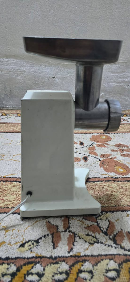 للبيع مثرامة لحم ماركة توشيبا موديل MT-500B ياباني أصلي (صنع في اليابان) [Image 3].
الحالة: جديدة تماماً مخزونة (ولا مرة مستخدمة) بحالة الوكالة.

الملحقات: كاملة 100% مع كافة غراضها الأصلية (البريمة، الشفرة، المصفى، والغطاء) جاهزة للعمل فوراً.

المواصفات: دشالي حديد، محرك قوي واعتمادي جداً [Image 3].

الجهاز شغال شرط الفحص والتجربة.***********
