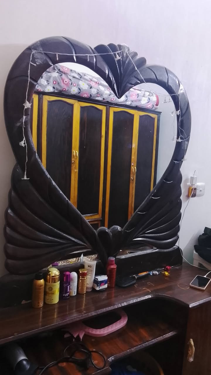 اللبيع كنتور 6 بيبان وزاويه و ميز تواليت النضافه كدامكم 
السعر 300الف وبيهن مجال حك الجيه للستفسار الاتصال ***********
