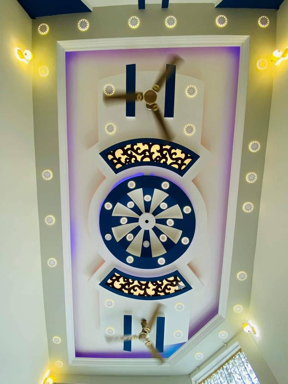 بيت زراعي  مساحه 250م  طابق ونص فرع ابو الماش زراعي مجاور اسواق حمزه يبعد عن شارع بغداد شطره 300 م بالجانب الأيمن في بستان حاج حسون حاج سلمان الشمري
مكون من غرفتين نوم 5في 4 
وصاله 8 في 4
واستقبال 7 في 4
مطبخ 5 في 4
صاله بالطابق الثاني 6في 5
ومجموعتين صحيه داخليه وخارجه
وكراج كبير
ارقامي
***********
***********
