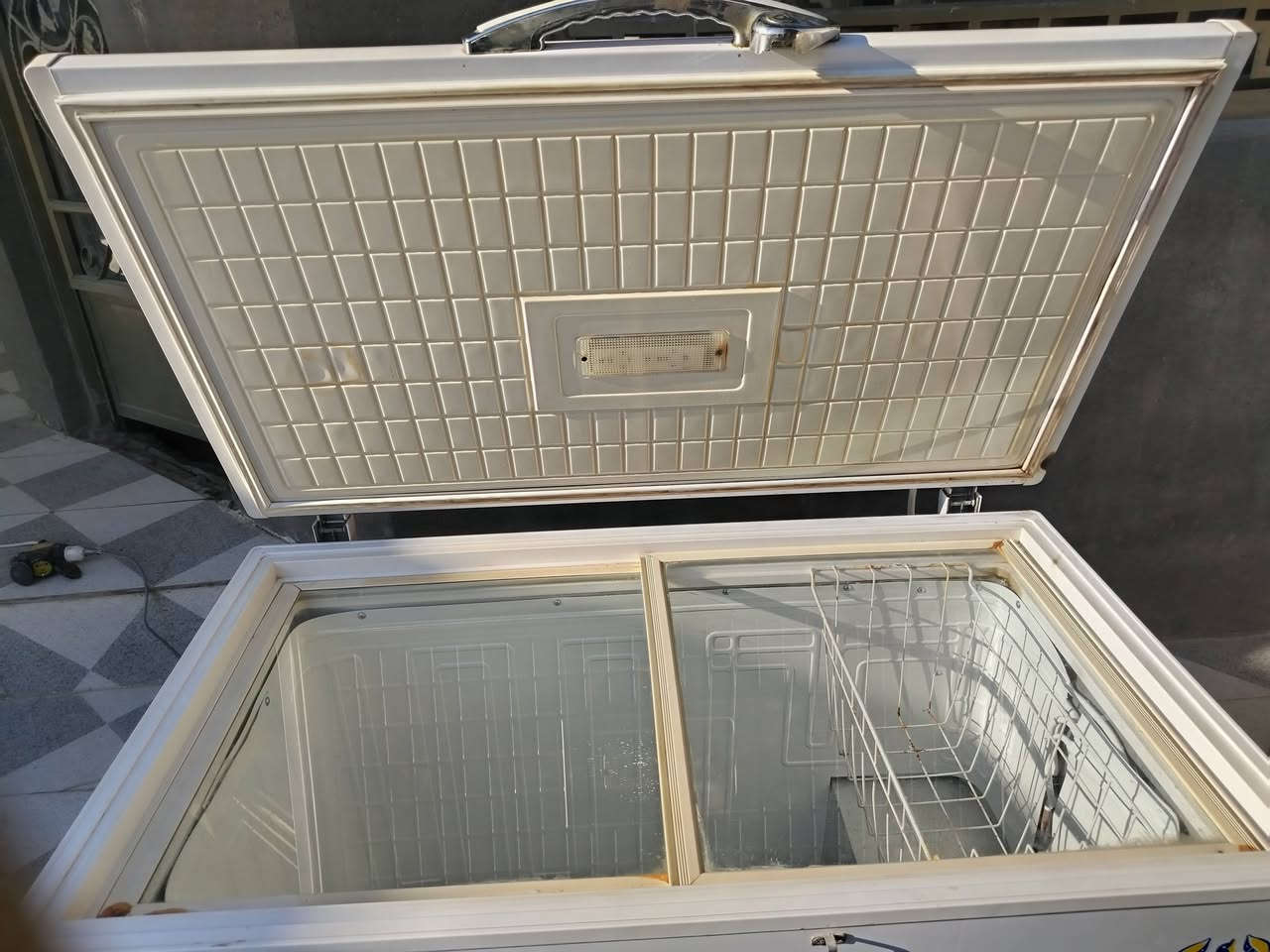 مجمده حجم كبير مشدود لهه فريز خارجي فول تجميد سعرهه 150قفل نضيفه *********** مكاني قرب عمارات حي الزيتون
