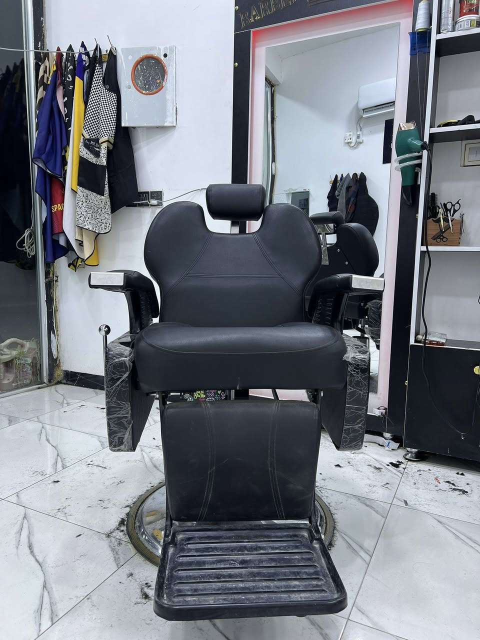 السلام عليكم
السعر 7 مليون 
محل حلاقه للبيع
المحل مثل ماموضح بلصوره شغلي واثاثي جديد ماصار سنه 
المحل يتكون من 4 كراسي وتكدر اضيف 2 +سبلت 2 طن +شاشه +براد ماء + جهاز بخار +جهاز شفط وتنضيف + جام خانه لليشتري مو الصاحب البنايه
((المكان - كربلاء الحسينيه - مركز الطف الجريه عامود -214- ))
مامتواجد ع فيسبوك مكلف بلنشر 
للاستفسار اتصل ‭0772 167 9049
