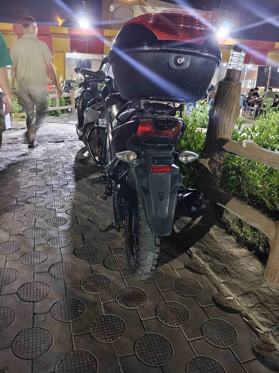 السلام عليكم 
هوندا يونكورن 160cc
الدراجه نضافتهه مثل متشوفون 
صفاحيات فايبر 
تايرات جدد
صندوك خلفي 
الدراجه نكره سلف بأي وقت 
قيم باليرضي الله وتعاال اخذهه شايف الف خير مكاني بغداد الشعب***********
