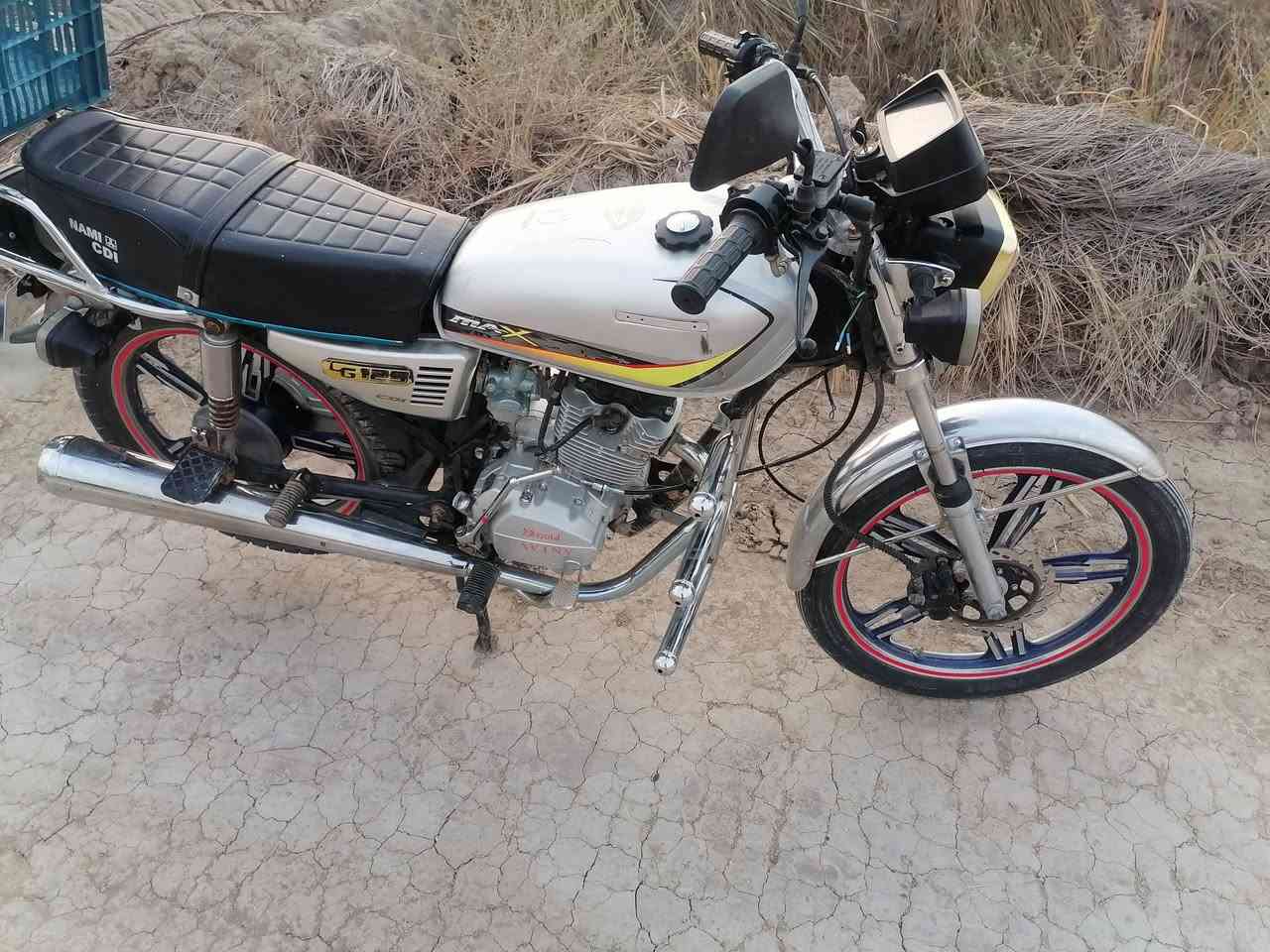 للبيع دراجه سفانه موديل 21 اوراق اصولي كهربائيات شغاله وخير من الله السعر 450 وبيها مجال    *********** بسام بسام
