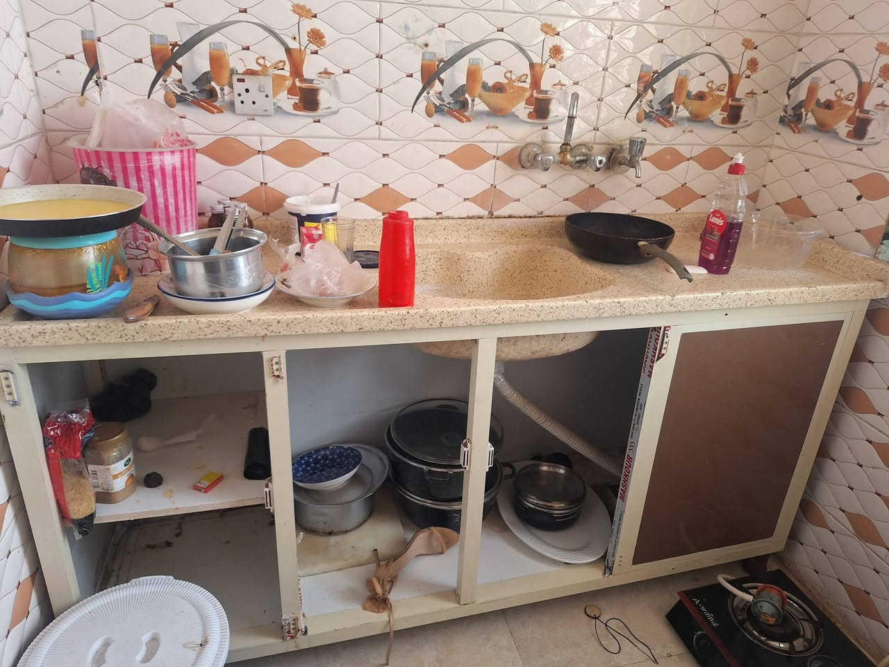 غراض مستخدمه للبيع 
ثلاثة تجميد فول ب٣٠٠
طباخ ١٥٠ 
غسالة ١٥٠ 
سنك ٧٥
للأتصال ***********
