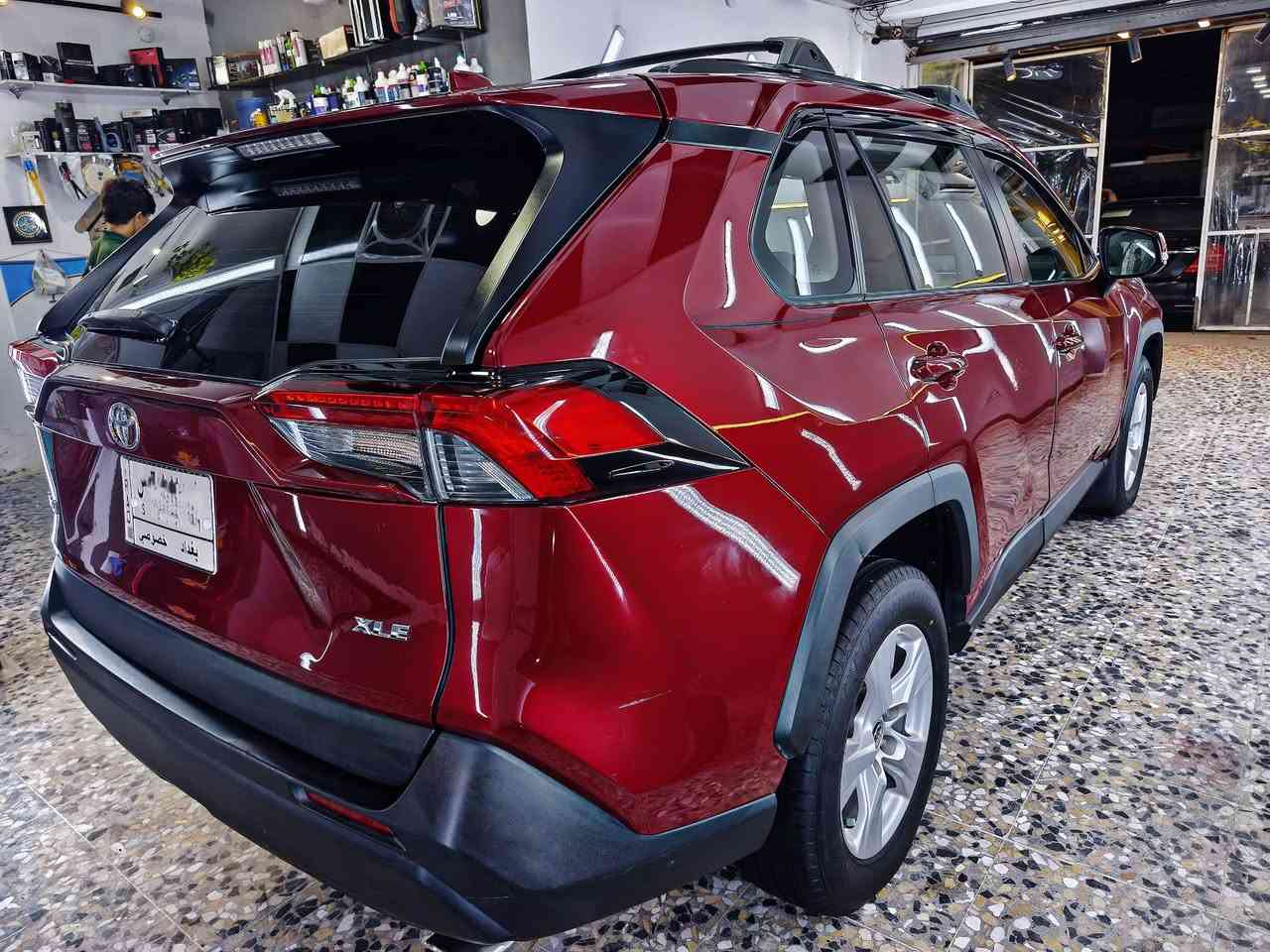راف فور وارد امريكي
موديل 2020 بانزين
XLE
---------------------------------------------------------
مواصفات 
1-فتحه سقف
2-تحكم كشنات كهربائي
3-رادار
4-اشاير بالمري ونقط عمياء
5-هاند بريك دكمه اوتو
6-اوتو هولد
7-ستارت ستوب
8-كروس سرعه
9-تحديد مسار
10-تحديد مسافة
11-  3وضعيات قيادة
12-ايكو ونورمال وسبورت
13-شاشه اندرويد 12 انج
14-كامرة
15-صندوك كهربائي
16- بصمات 2
17-سيارة عليها نانو سيراميك.
--------------------------------------------
رقم بغداد 
ماشية 89 الف كيلو
حادثه جاملغ جهة السايق وبنيد من جهة الجاملغ 
بس مواصل لا لغود ولا شواصي
طاك ايرباك الدركه ومرجع سستم كامل 
بيه رصعات خفيفة قليله مالحالوب
 صارت قبل سنه

تخم تايرات جديد
ادامه كامله
ماشية 89 الف كيلومتر
العنوان: بغداد الامين
الرقم واتساب :***********
