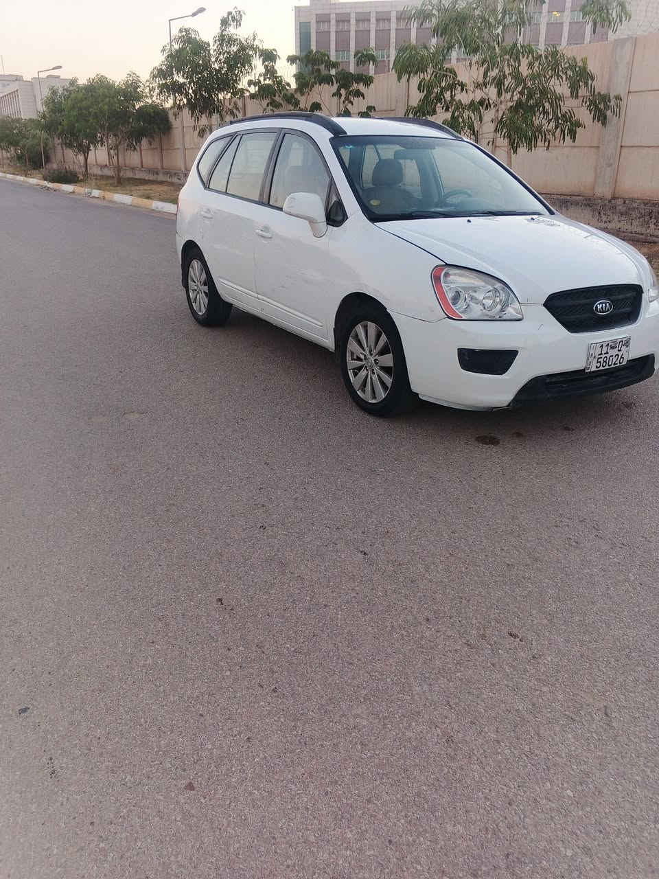 السلام عليكم سياره للبيع نوع كيه رندو  موديل 2008 وارد امريكي خمسه راكب محرك سته سلندر 2700 كير ست نمر تبريد قطعتين مواصفات السياره شاشه أربعة دسك ويل كاب كروم رقم بغداد سنويه لل30 تحويل مباشر بأسم المشتري محرك جديد كير جديد حداديه جديده تخم تاير جديد  سياره عله وضع الشركه جديده بمعنى الكلمه بيها قطعتين صبغ بدون دواخل السعر المطلوب 93 وبيها مجال العنوان كربلاء رقم التلفون ***********

