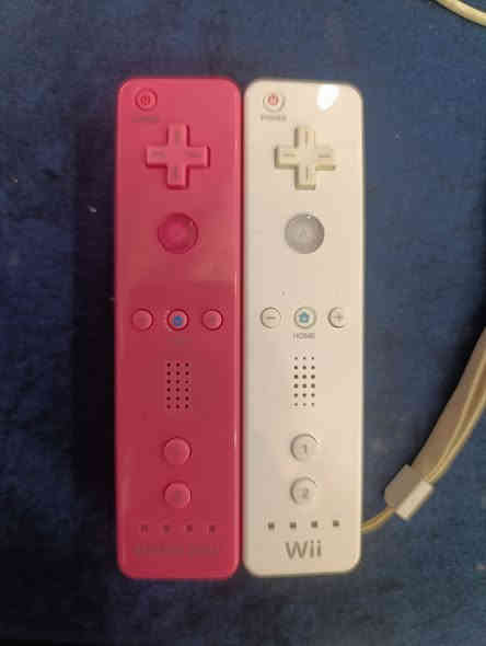 السلام عليكم 
للبيع جهاز نينتندو وي ابيض مـ.ـهكر مع ملحقاته التي تشمل 
ريموت تحكم عدد ٢ ( اصلي + تجاري motion 2 in 1 )
نانتشاك عدد ٢ ( اصلي + تجاري ) 
محولة كهرباء 220V
سنسر 
كيبل شاشة AV
تحويلة HDMI لإعطاء وضوح للالعاب 
قاعدة تثبيت الجهاز 
ستيرن محاكاة العاب السياقة مثل لعبة Mario Kart
مسـ.ـدس لالعاب الشوتر مثل لعبة رزدنت ايفل 4
بطاريات عدد 4 للريموت 

إضافة إلى الهارد حجم 500G الذي يحتوي على سلة متكاملة من العاب الوي و الگيم كيوب 

كما و يحتوي الهارد على محاكيات العاب الريترو القديمة مثل محاكي السيگا و و السوبر نينتدو و الگيم بوي 

بعض الالعاب المتاحة هي :
1- resident evil 4
2- Mario kart 
3- Mario party 4,5,6,7,8,9
4- metroid
5- zelda
6- Wii sports 
و غيرها الكثير الكثير 

لضمان حق الزبون المحترم يتم تصوير السيريال نمبر للجهاز والهارد
مع تشغيل الالعاب و فحصها إضافة إلى فحص الريموتات لضمان سلامة الازرار 

للحجز والاستفسار مراسلتنا واتساب على الرقم ***********
