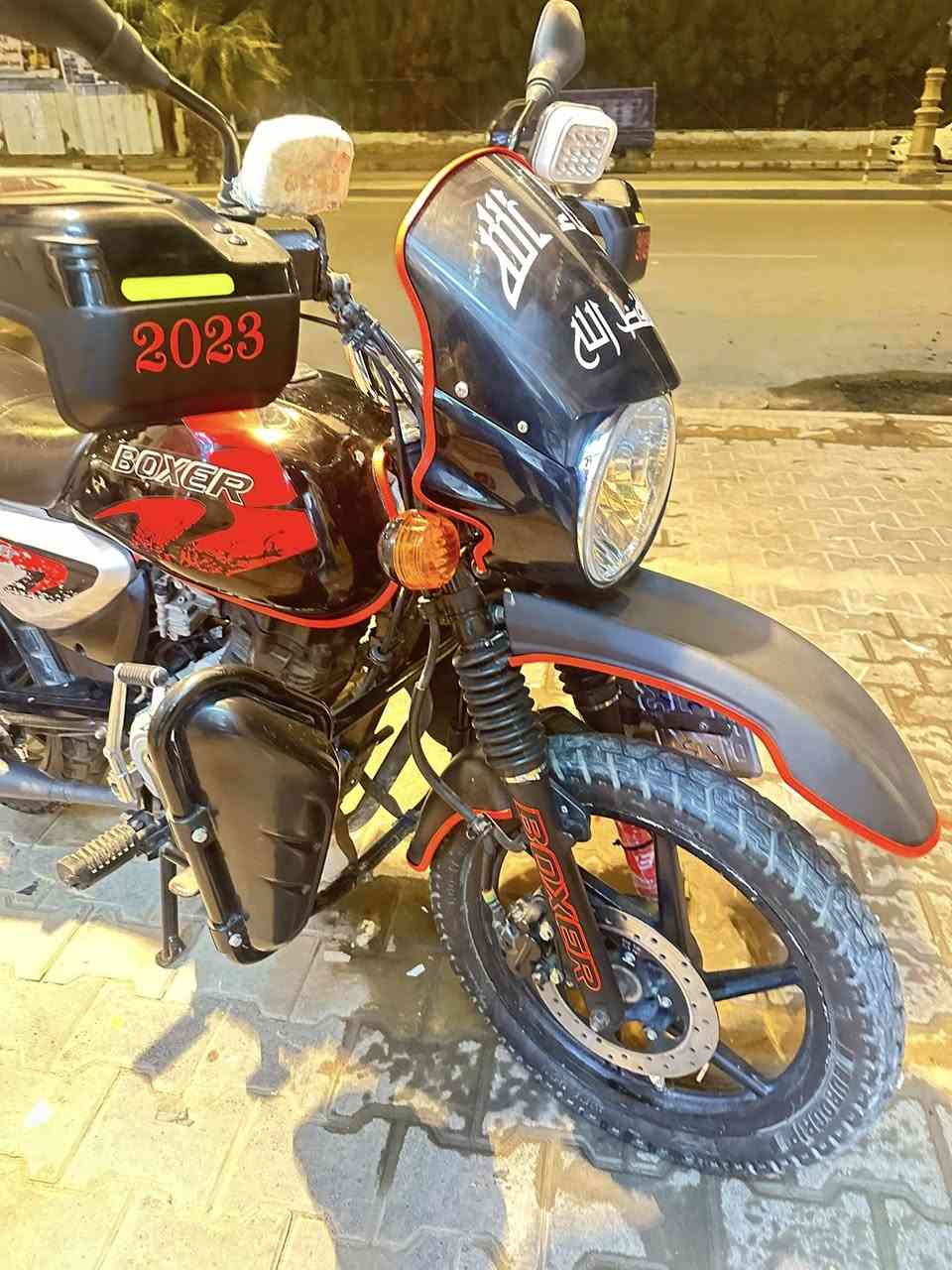 دراجه بوكسر مديل23 مرقم إنكليزي مكفوله دراجه تحويل ثاني يوم جديده مدوشمه كشن درع ابو الحافظه  واقيه إيد بيه اهواي غراض صندوق اگلوب زنون زورقه الوياله ودرع الأمامي باتري جديد برغي ماتخلي عليه جاهزه السعر  والستفسار عل رقم *********** 
محافظه ميسان مغربه
