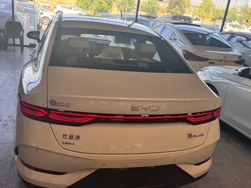بي واي دي  BYD QIN PLUS 2025.   
سپی ناو کرێمی
مواصفات.کارەبایی و بەنزین و هایبريد.
بصمة شاشةوكاميرا ویل کەپ.
تحديد سورعه.ناو زه‌رد,پشت و پێش لید ڤۆلیۆم
 کارت و وایەر شحنی لەگەڵە
کامل ئەشیای بیلادی خۆی لەگەڵە

***********
