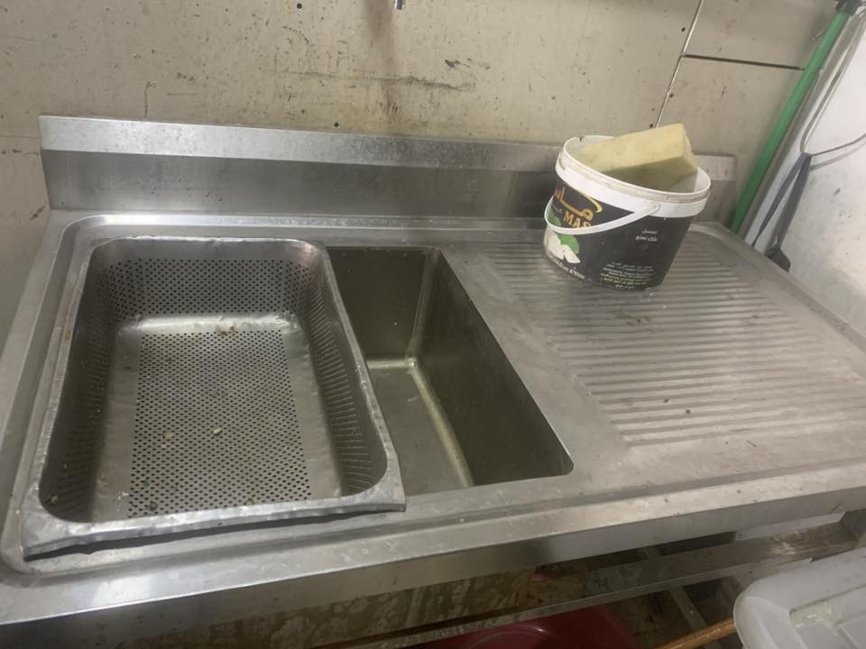 السلام عليكم اغراض مطعم للبيع وتتضمن برادات عدد٢ عارضة مقبلات مجمدة سنك الماني ميز ستيل الماني حماية ٦ بلانك طباخ ٤ عيون مع ادوات مطبخ كاملة فرن ستيل شوي دجاج او معجنات كبير منقلة كبيرة لشوي الدجاج والاجنحة حوض اسماك مع شواية مع طباكات شوي السمج وطباكات شوي الاجنحة ميوزة وكراسي نظيفات جدا للاتصال ***********
