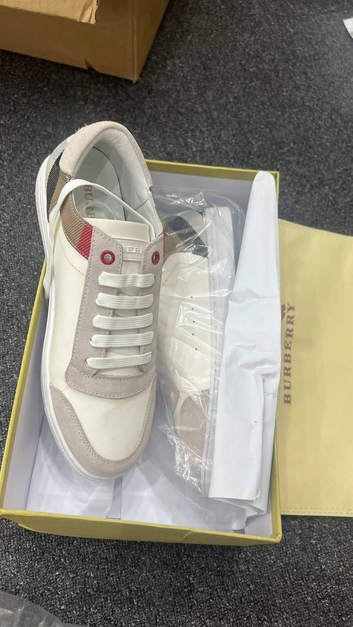 قياس 41 
سنيكرز بربري "ريث" (Burberry Reeth Low Top Sneakers)، وهو يتميز بالتصميم الكلاسيكي للعلامة التجارية الذي يجمع بين الجلد والكانفاس المزين بنقشة المربعات الشهيرة (House Check). 
The Luxury Closet
The Luxury Closet
 +1
تفاصيل الحذاء:
المواد: صُنع الجزء العلوي من جلد العجل عالي الجودة مع أجزاء من الشمواه والقماش القطني (الكانفاس) المزين بنقشة مربعات بربري.
التصميم: يتميز برقبة منخفضة وتفاصيل باللون الأحمر عند فتحات الأربطة العلوية، مع نعل مطاطي متين يوفر الراحة للاستخدام اليومي.
بلد المنشأ: تشير المصادر إلى أنه حذاء من تصميم دار الأزياء البريطانية بربري.


**إذا كنت صاحب هذا الإعلان وتريد حذفه لأي سبب، رجاءا أرسل رسالة إلى الدعم الفني**