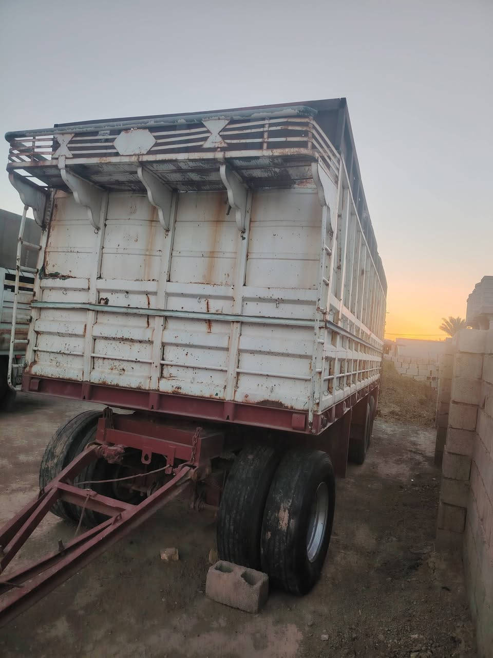 مقطوره حداديه للبيع السعر ٨٠ وبيه مجال رقم الهاتف ***********
