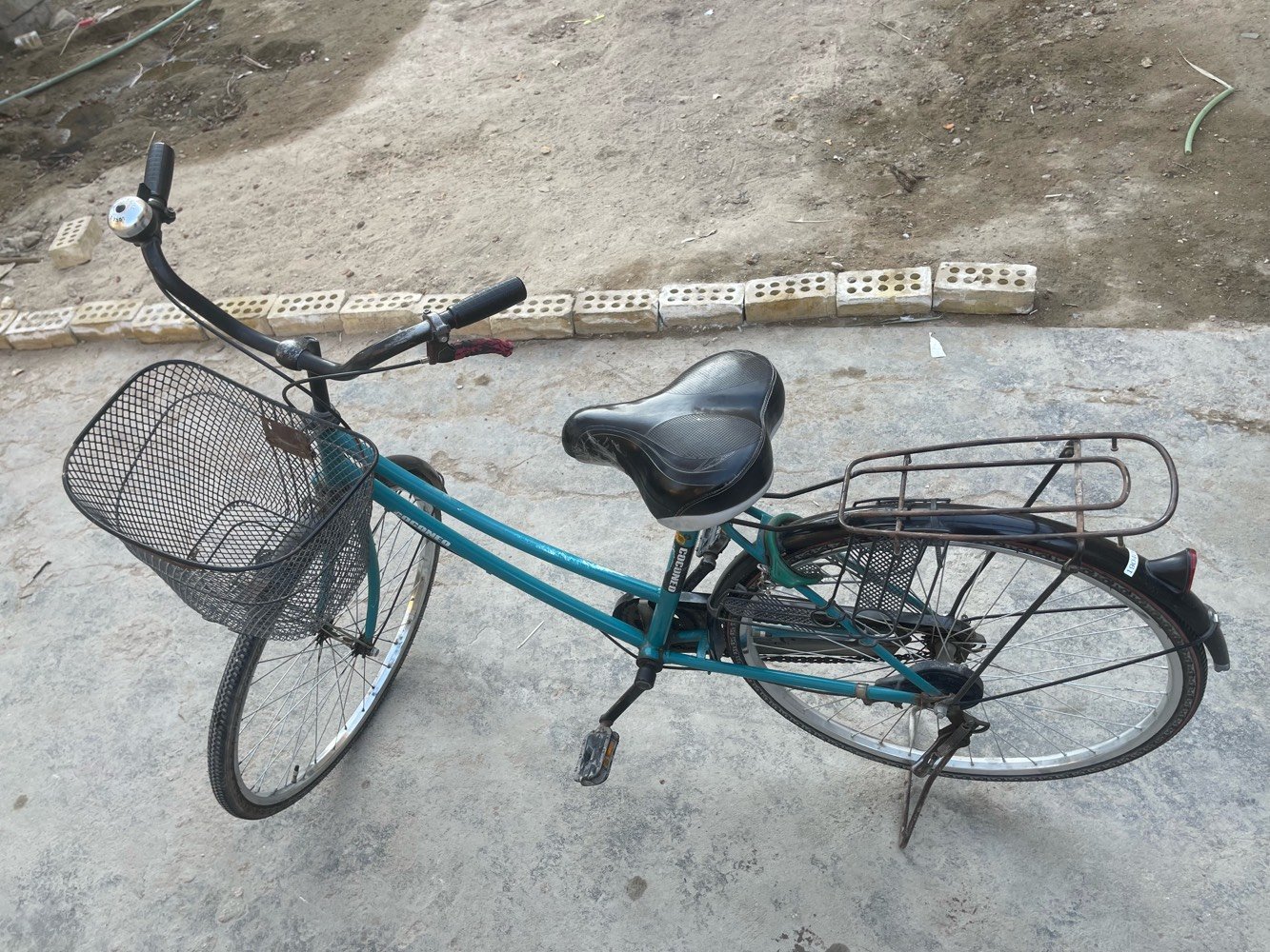 باسكل نسائي بلون أزرق بحالة جيدة جداً. الباسكل يحتوي على سلة أمامية لحمل الأغراض وتيل خلفي للنقل. ممتاز للتنقل داخل المدينة والاستخدام اليومي. للإستفسار يرجى الاتصال بي.