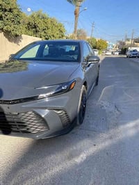 كامري هايبرد 2025 فول لون سمنتي غامق مميز سلايد فتحة شاشة جبيرة رادارا...