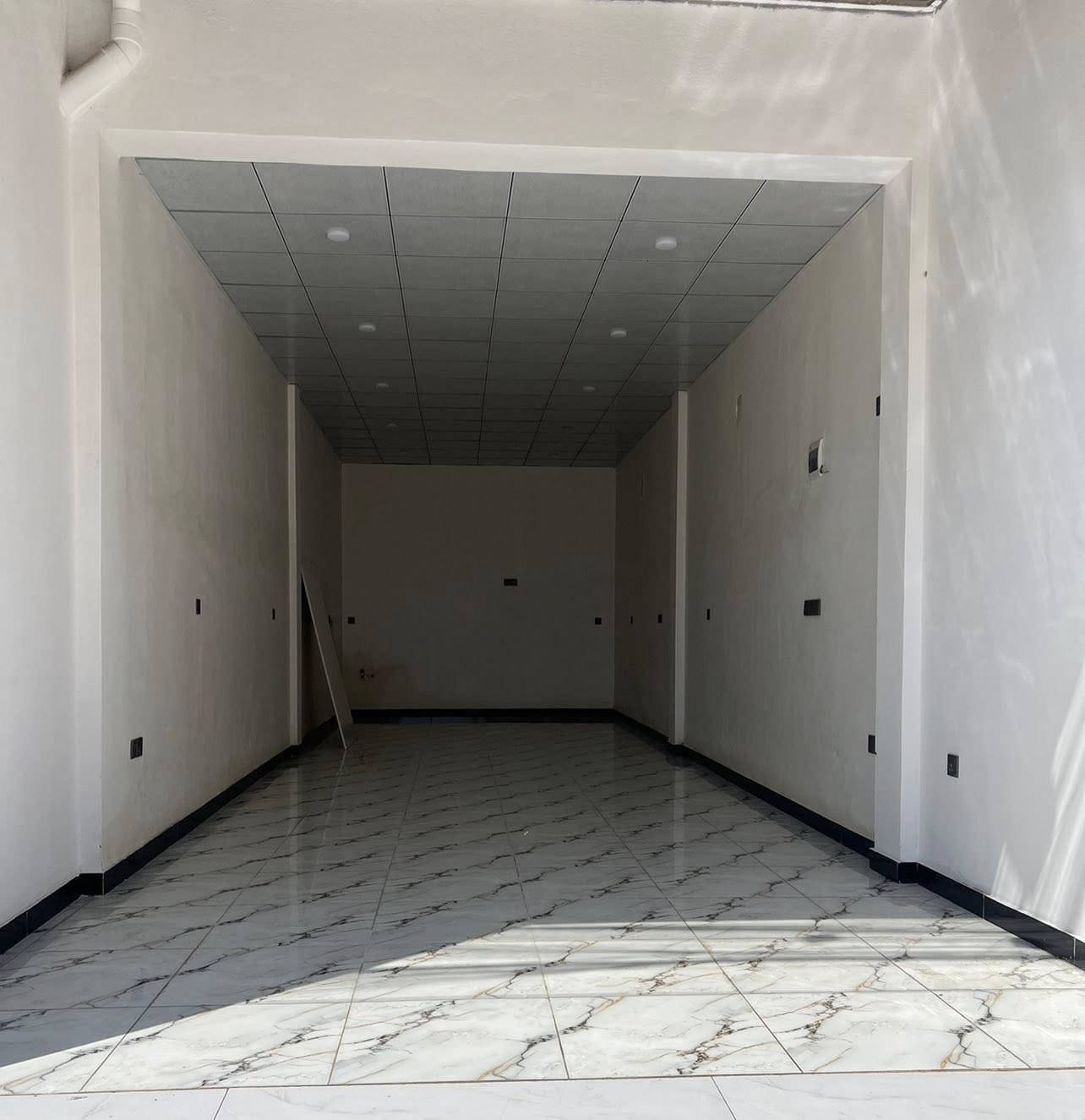 محلين للايجار  .                                                                 الدوره.  شارع الابداع    
 المساحه الصغير 240&5  الكبير 370&12
السعر  الصغير 350 الف     الكبير 600 الف 
هـ/***********. 
اذا لم يتم الرد اتصال وتساب
