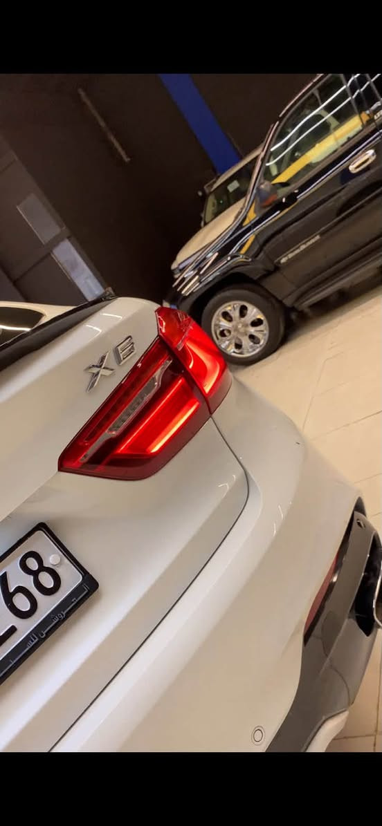 بي إم دبليو X6 xDrive35i موديل 2019
 خليجي وكالة العروش 
فخامة تجمع الاقتصاد والرياضة ✨
بحالة ممتازة
المواصفات فول 1/1
الفئة: X6 xDrive35i
الموديل: 2019
القير: أوتوماتيك 8 سرعات مع شيفتات خلف المقود
(Comfort – Eco Pro – Sport – Sport Plus)
الوقود: بنزين
المحرك: 6 سلندر TwinPower Turbo
نظام الدفع: xDrive (دفع رباعي ذكي)
الممشى: 160 الف كم
تُعد هذه الفئة من أفضل فئات X6
حيث تجمع بين الأداء الرياضي القوي والاستهلاك الاقتصادي للوقود مقارنة بقوتها.
الألوان:
الخارجي: أبيض لؤلؤي
الداخلي: أحمر فاخر
التجهيزات والفخامة:
كاميرات 360° مع حساسات أمامية وخلفية
• نظام صوتي فاخر
أبواب شفط
داتشو 
فتحة سقف
شاشات خلفيه مع التحكم 
بانورامي مع فتحة
كراسي رياضية كهربائية بذاكرة
إضاءة LED كاملة داخلية وخارجية
نظام دخول وتشغيل ذكي
شاشة BMW مع ملاحة، بلوتوث، Apple CarPlay
أنظمة الأمان:
تحذير الخروج عن المسار
مراقبة النقاط العمياء والرادار 
السعر 335 
***********
***********
