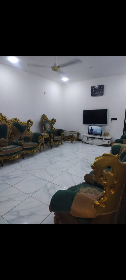 سلام عليكم بيت للبيع مساحة 300 متر استفسار اتصل *********** سعر مناسب دورة هور رجب قرب مدارس شارع العام يتكون من أربع غرف نوم وصاله داخليه وصاله ضيوف حمامات عدد 3 حديقة وكراج بناء 2025 طابو زراعي سند 25
