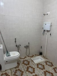 غرفتين وصالة وصحيات ومطبخ وسطح معزول  الاداره المحلية خلف غرفة التجارة...