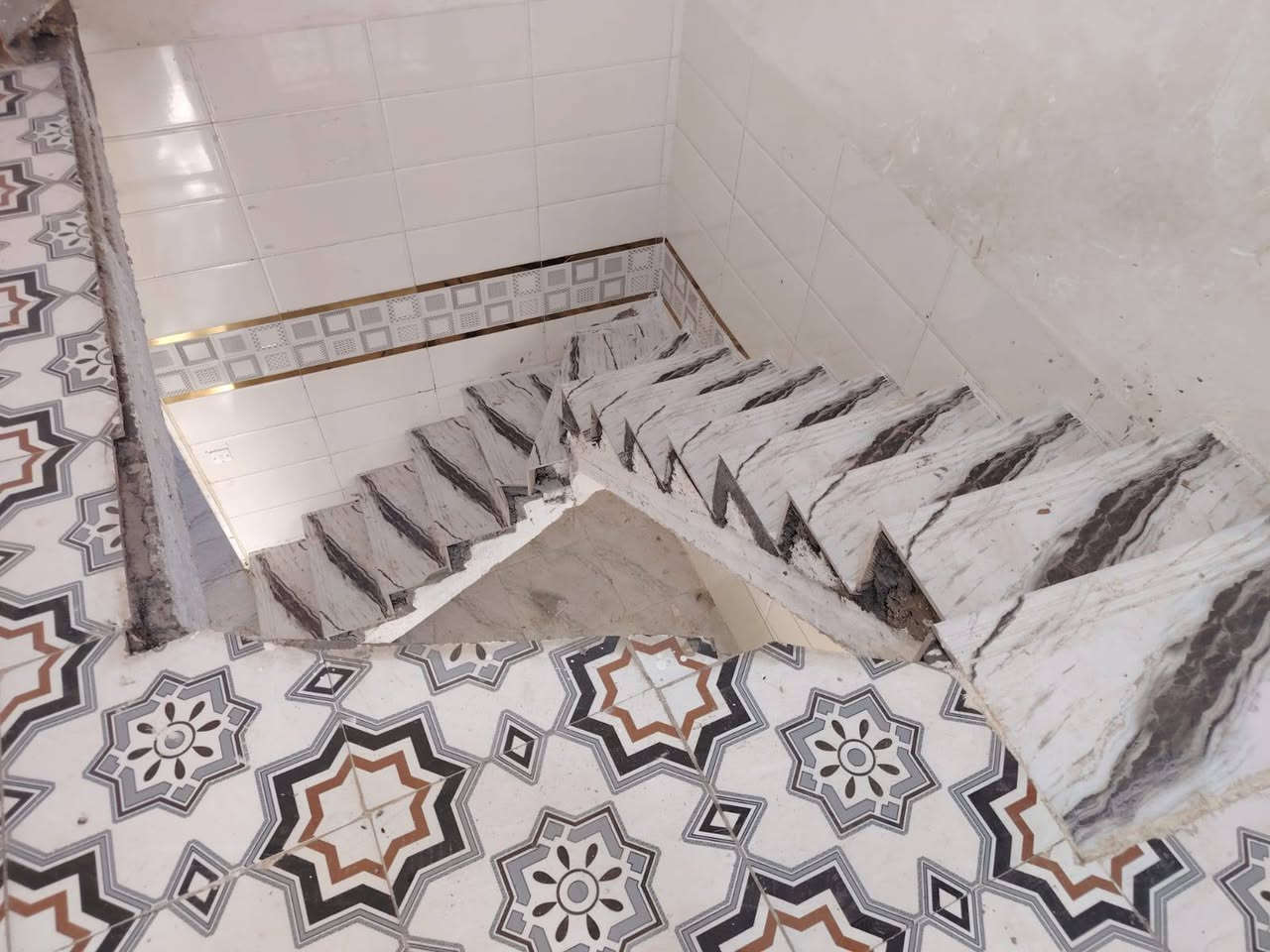 اسلام عليكم للبيع بيت وره غسل حسن طماطه مساحته الكليه 75متر وجه 5نزال 17بيت يتكون مدخل مالته مطبخ وصاله طابق الثاني قرفتين بيت بناء حديث كامل مكمل جهاز مابي كلشي قريب كلش عل غسل مو جوه  شارع تبليط كامل خدمات سعره32بي مجال كلش قليل ***********
