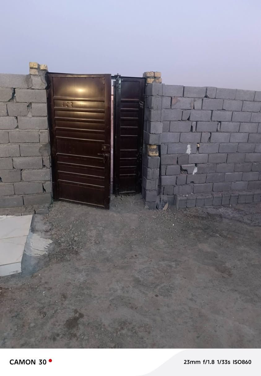 سلام عليكم بيت زراعي في حي جوادين مقابيل سكان صناعي مساحت البيت ١٠٠ م 📍/// ١٠ في///١٠  لابناء بللوك كهربائي سقف سندويج بي غرفه ومطبخ وصحيات مشتركه موقع البيت بين نزلت لوله والثانيه قيرب عله شارع سعر مناسب جدن جدن باقي التفاصيل مراسلت عله وتساب ***********
