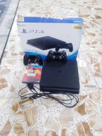 جهاز ps4 نضيف جدا سعه تخزين 1000G سعره 350الف دينار 07762363477