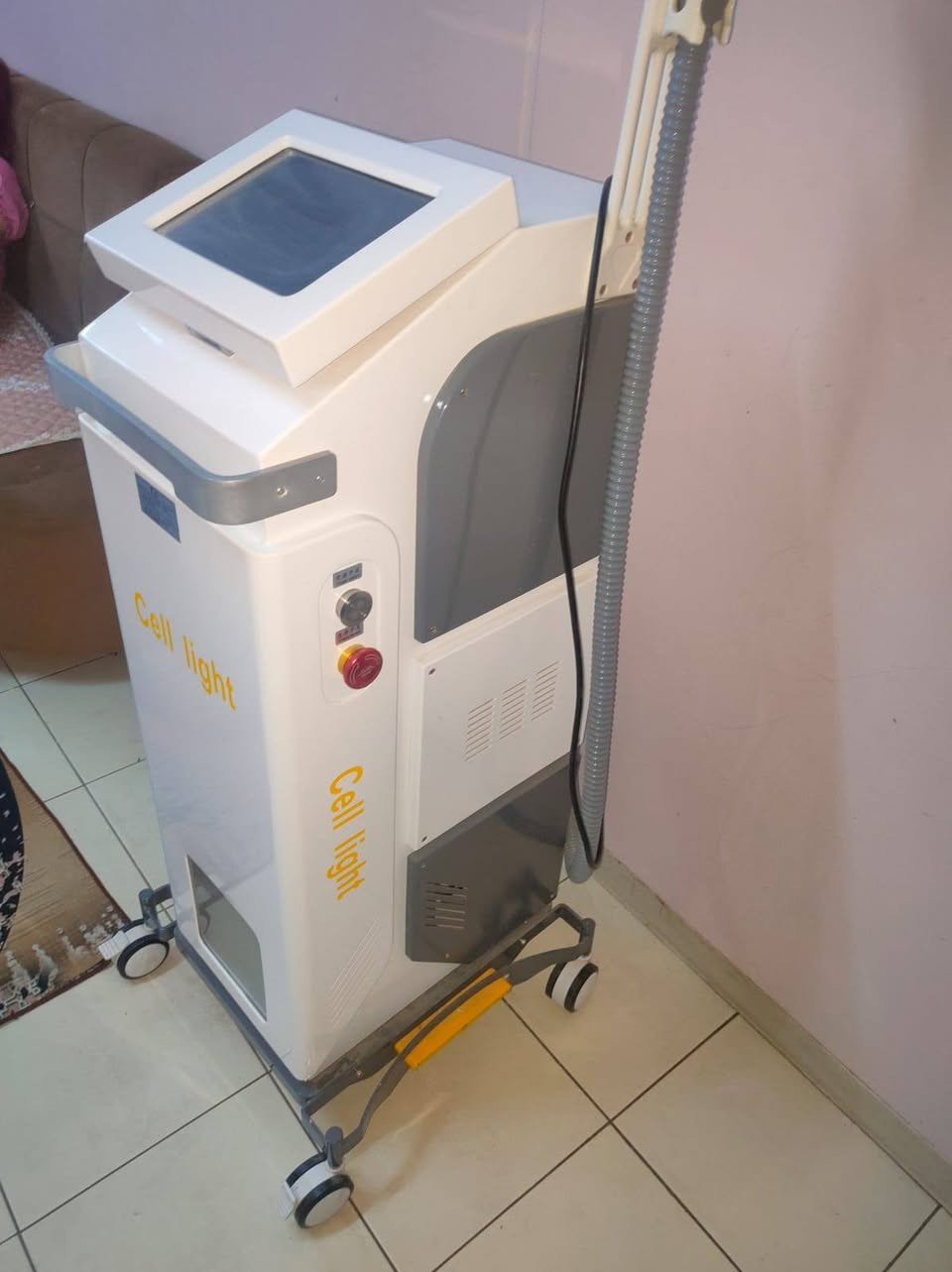 السلام عليكم جهاز ليزر ازلة شعر يستخدم مركز تجميل او عيادة طبيه نوع الجهاز دايوود ثلجي استعمال لمده اسبوع سبب البيع غلق المركز السعر مليون وربع للاستفسار الاتصال على الرقم ***********
