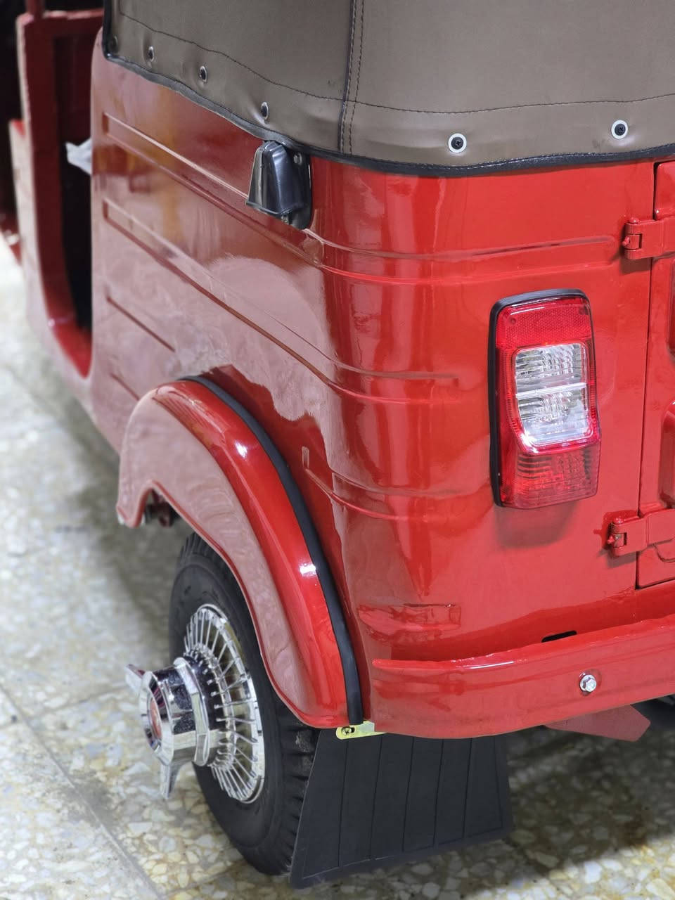 السلام عليكم تكتك 2020شهر ال11 رقم وسنوية تحويل مباشر التكتك مبغوغه جمالية لاضربة ولا معجون ابد  جانت جاردة وصبغناهة صفاح ولغود موس مكينه مبدل بوشة وبستم الباقي كفالة تراي مال زيرو كهربائيات كلهة شغالة كبات اصلية مازدات مال 22 التكتك جاهزة عل اخير مكاني بغداد سبع قصور  رقمي ***********
