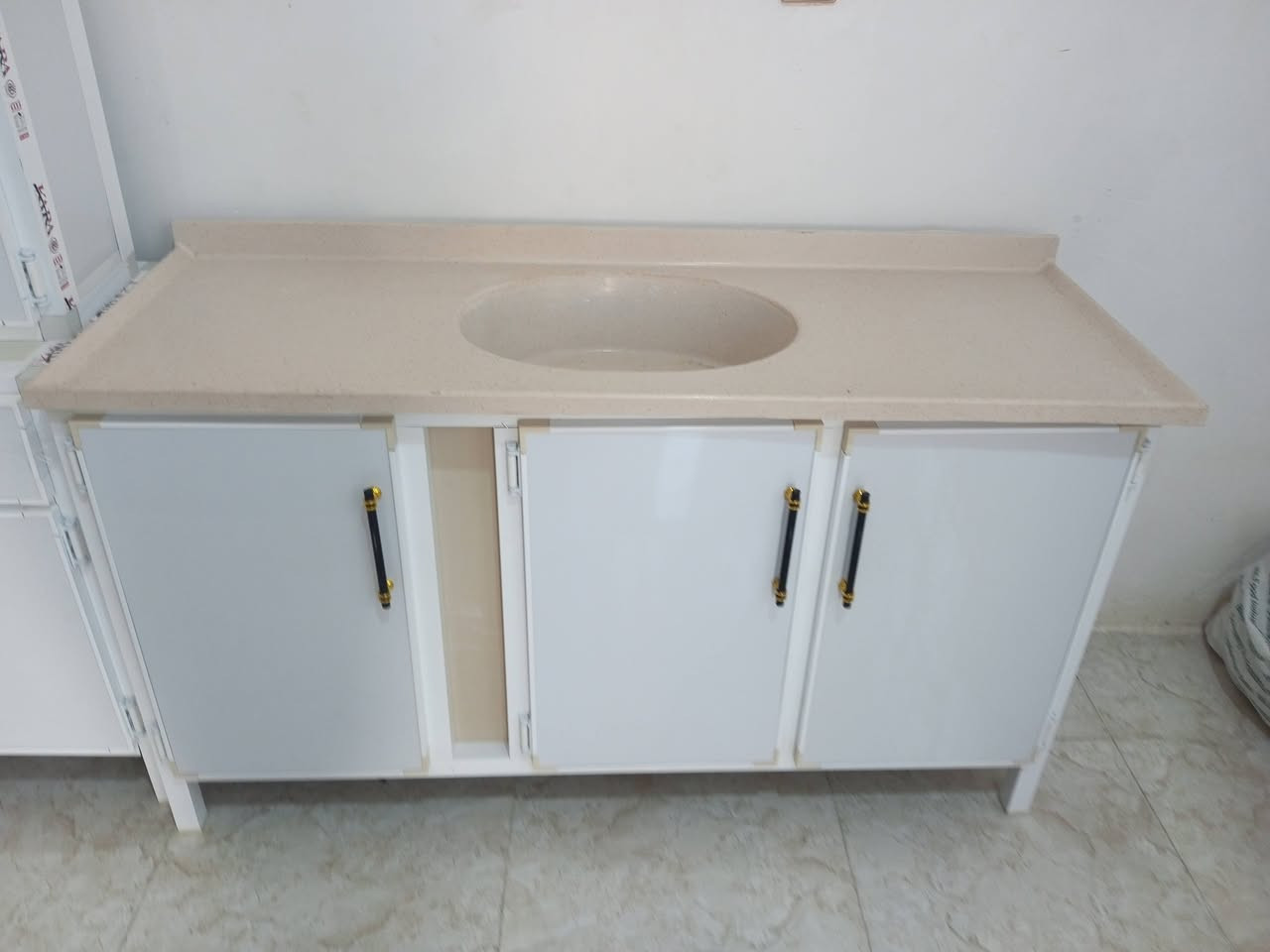 سلام عليكم كاونتر نظيف مترين مترين  وسنك مرمر مترا ونص مكان ناصريه حي فدا شارع  مدارس رقم الهاتف ***********
